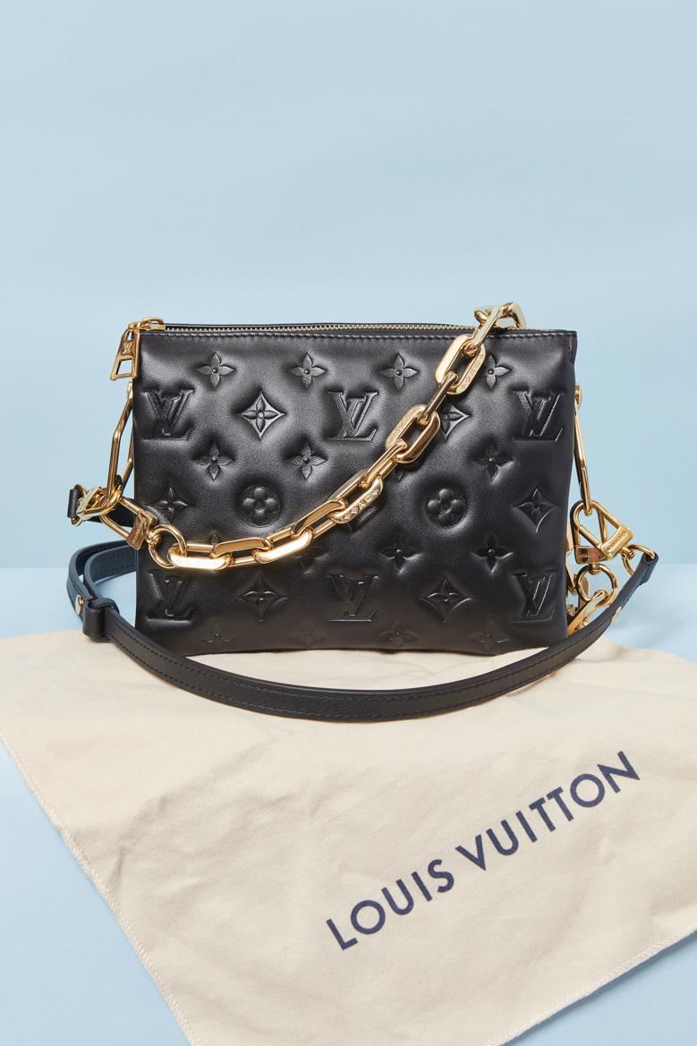 Nero Borsa in pelle nera con monogramma in rilievo e doppia tracolla LOUIS VUITTON in vendita