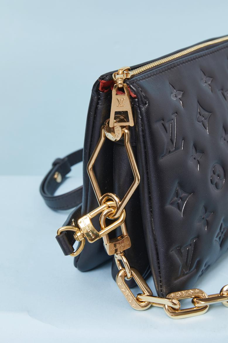 Borsa in pelle nera con monogramma in rilievo e doppia tracolla LOUIS VUITTON In condizioni ottime in vendita a Saint-Ouen-Sur-Seine, FR