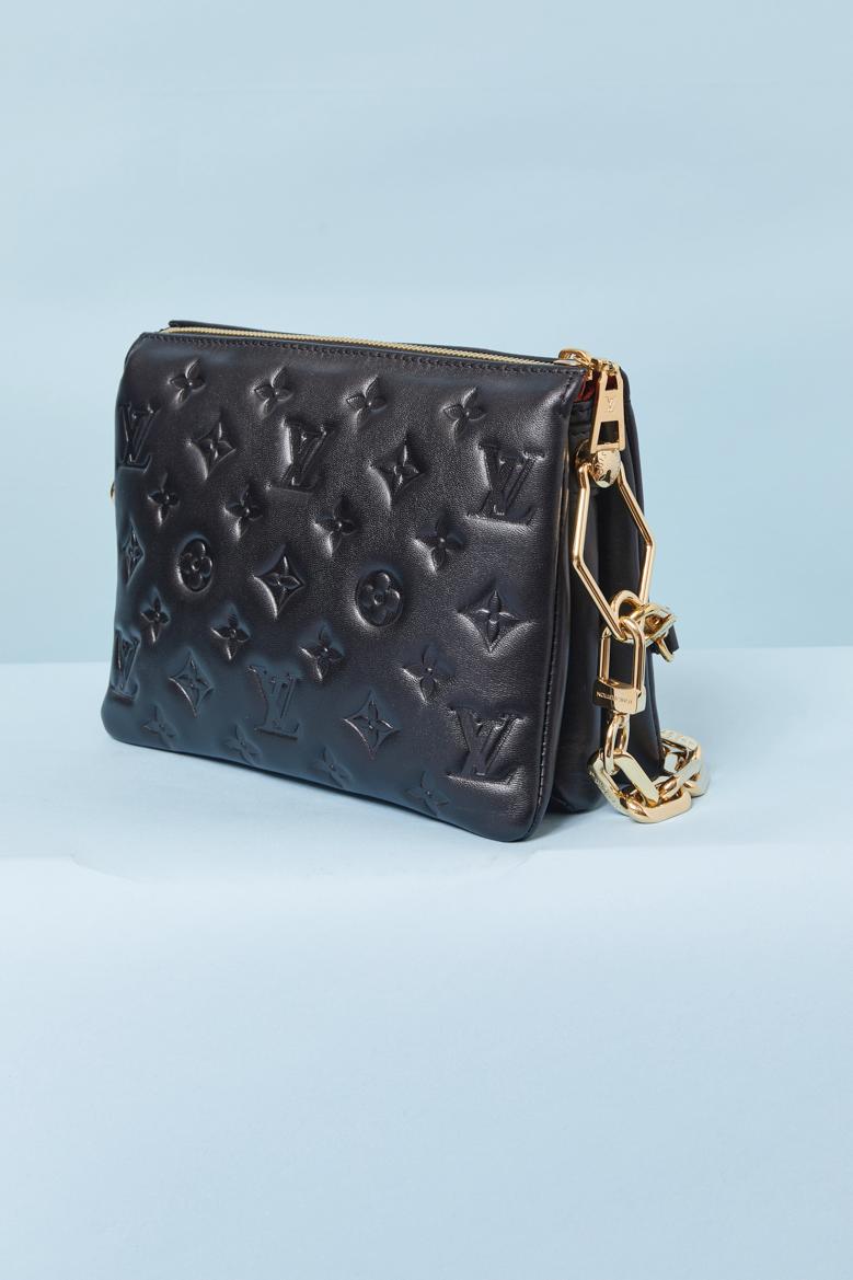 Donna Borsa in pelle nera con monogramma in rilievo e doppia tracolla LOUIS VUITTON in vendita