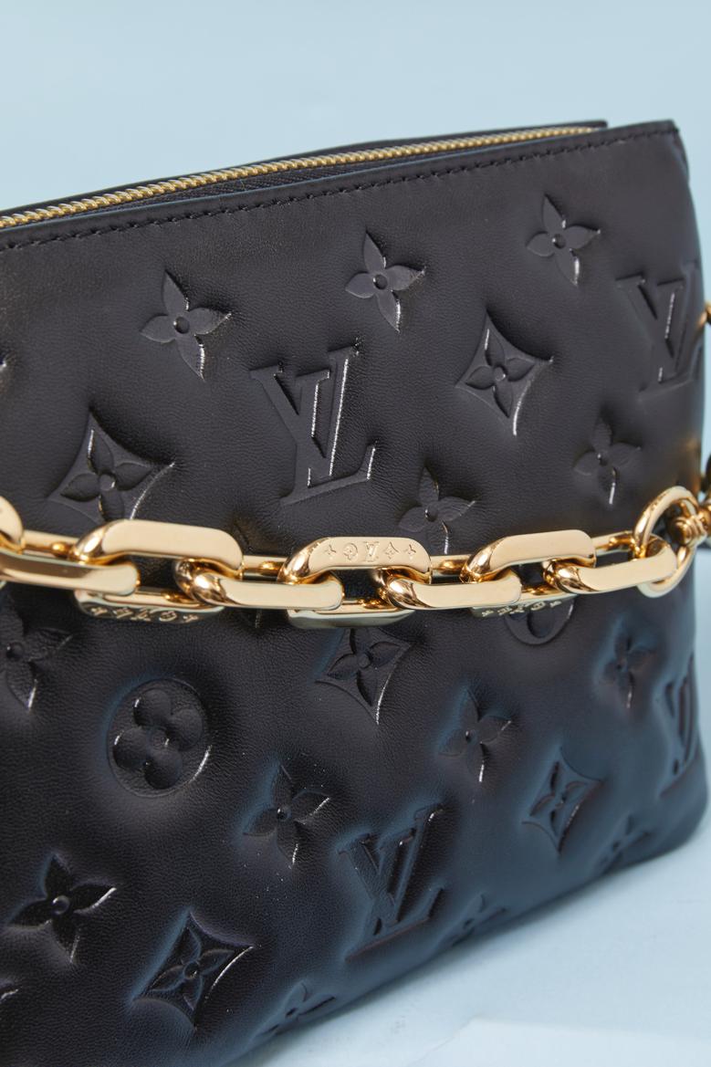 Borsa in pelle nera con monogramma in rilievo e doppia tracolla LOUIS VUITTON in vendita 2