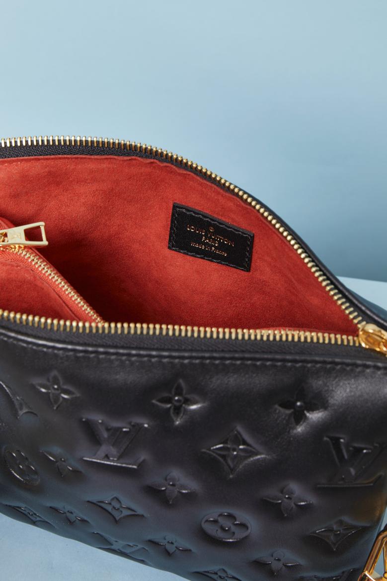 Borsa in pelle nera con monogramma in rilievo e doppia tracolla LOUIS VUITTON in vendita 3