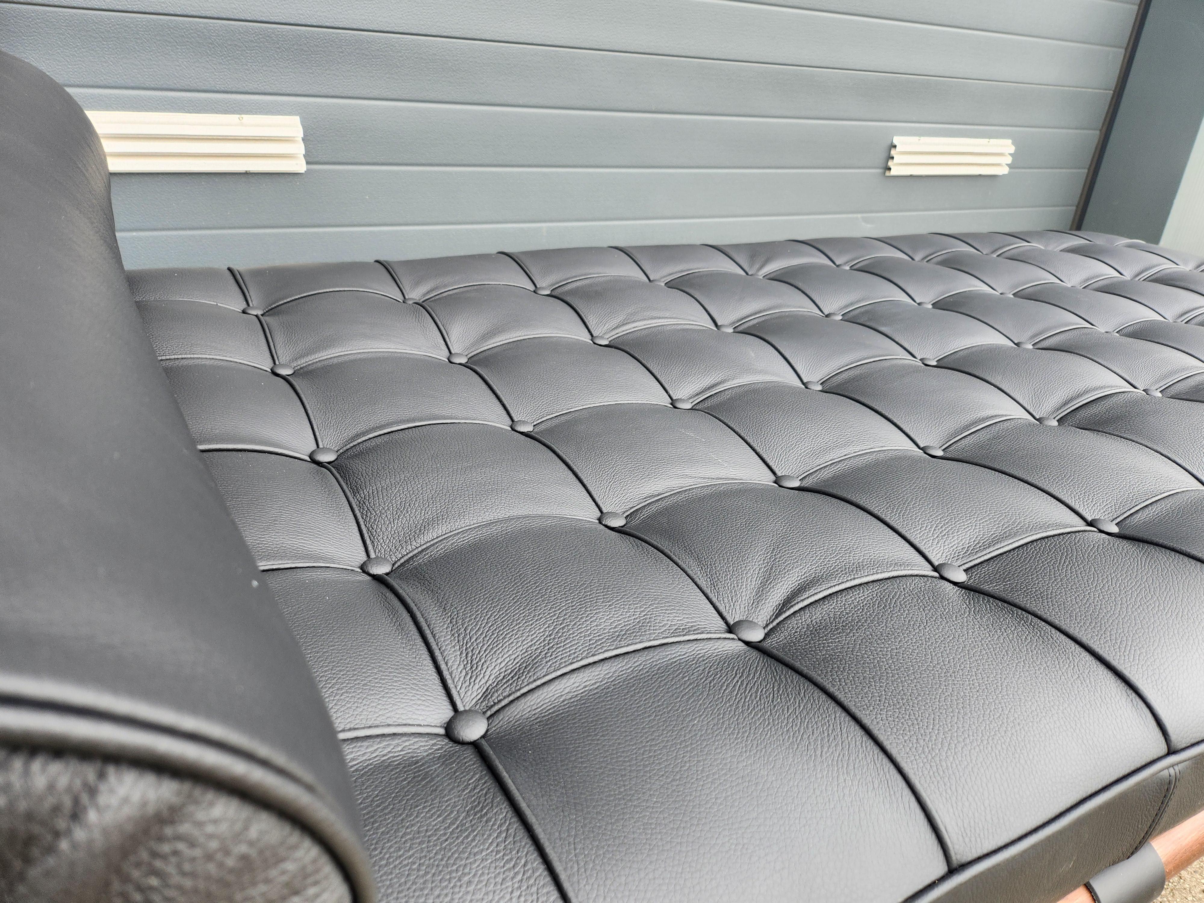 Mid-Century Modern Black leather Barcelona Daybed by Ludwig Mies van der Rohe for Knoll For Sale