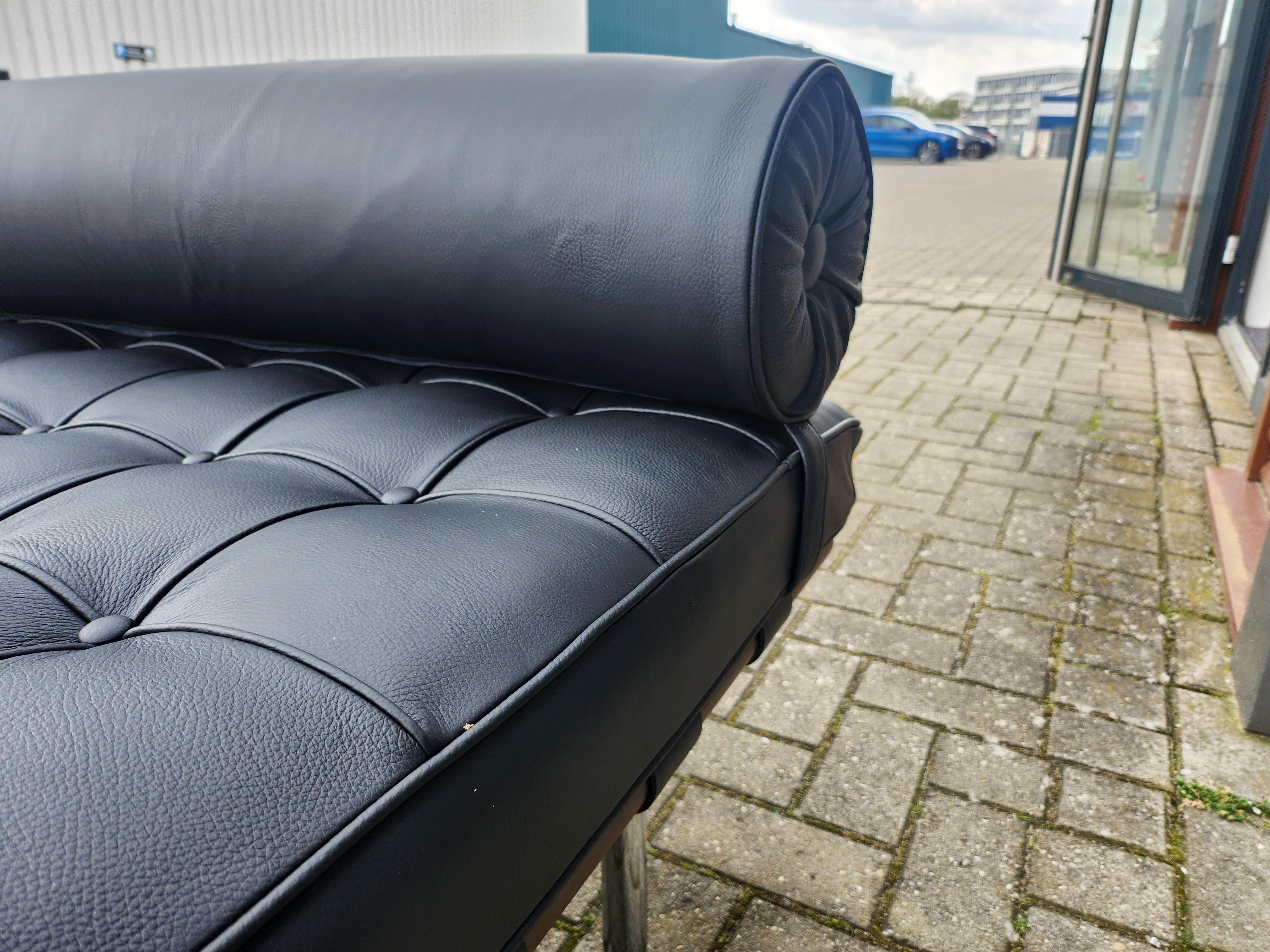 Black leather Barcelona Daybed by Ludwig Mies van der Rohe for Knoll In Excellent Condition For Sale In NIJMEGEN, NL