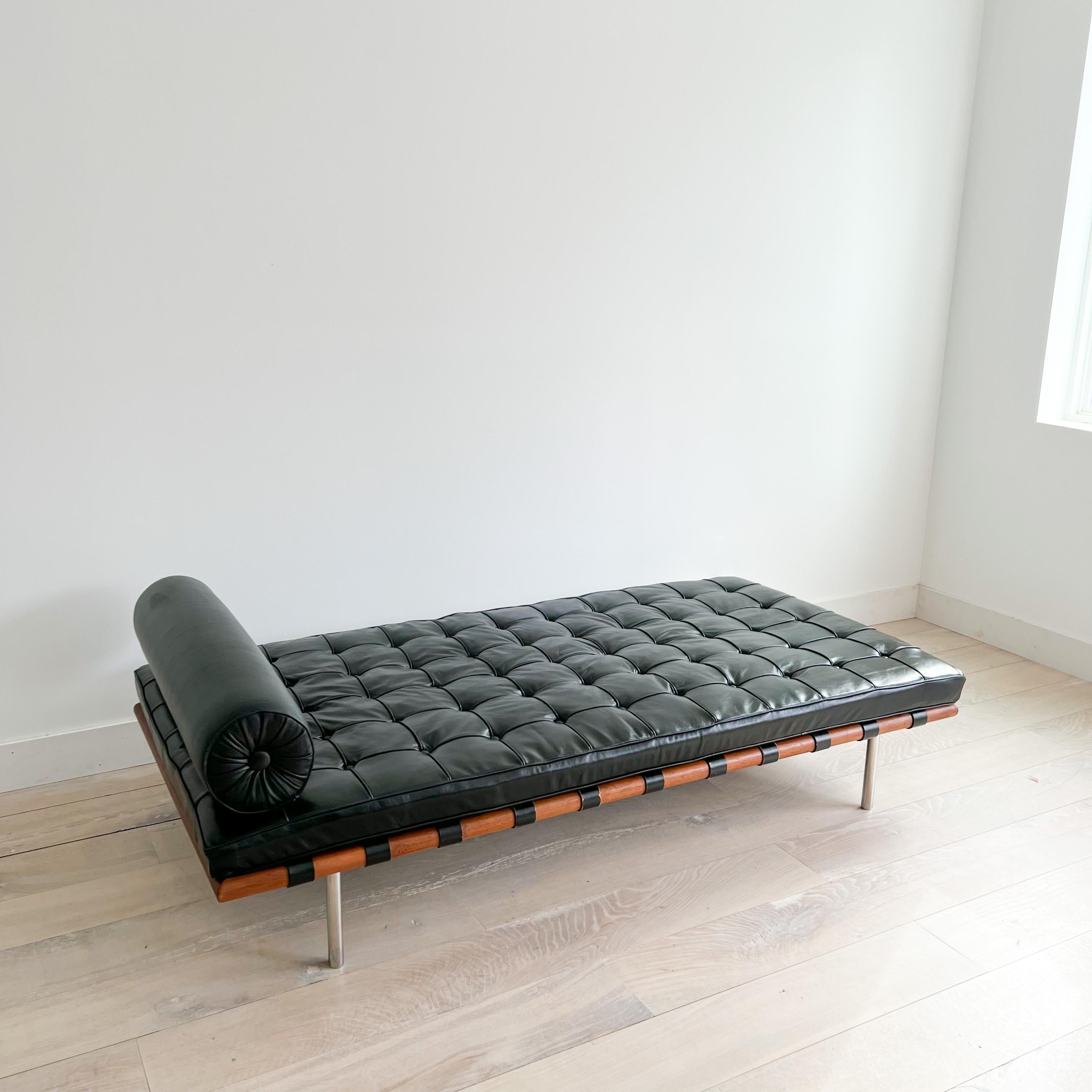 Barcelona-Tagesbett aus schwarzem Leder von Mies Van Der Rohe für Knoll (Moderne der Mitte des Jahrhunderts) im Angebot