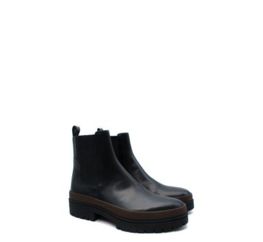 Botines Hermes Barque
 
 Color: Noir/Testa Di Moro 
 
 Materiales: Suela de goma negra/Opanca de goma Testa Di Moro/Plantilla y forro de piel de becerro negra
 
 Fabricado en Italia 
 
 Embalaje original incluido