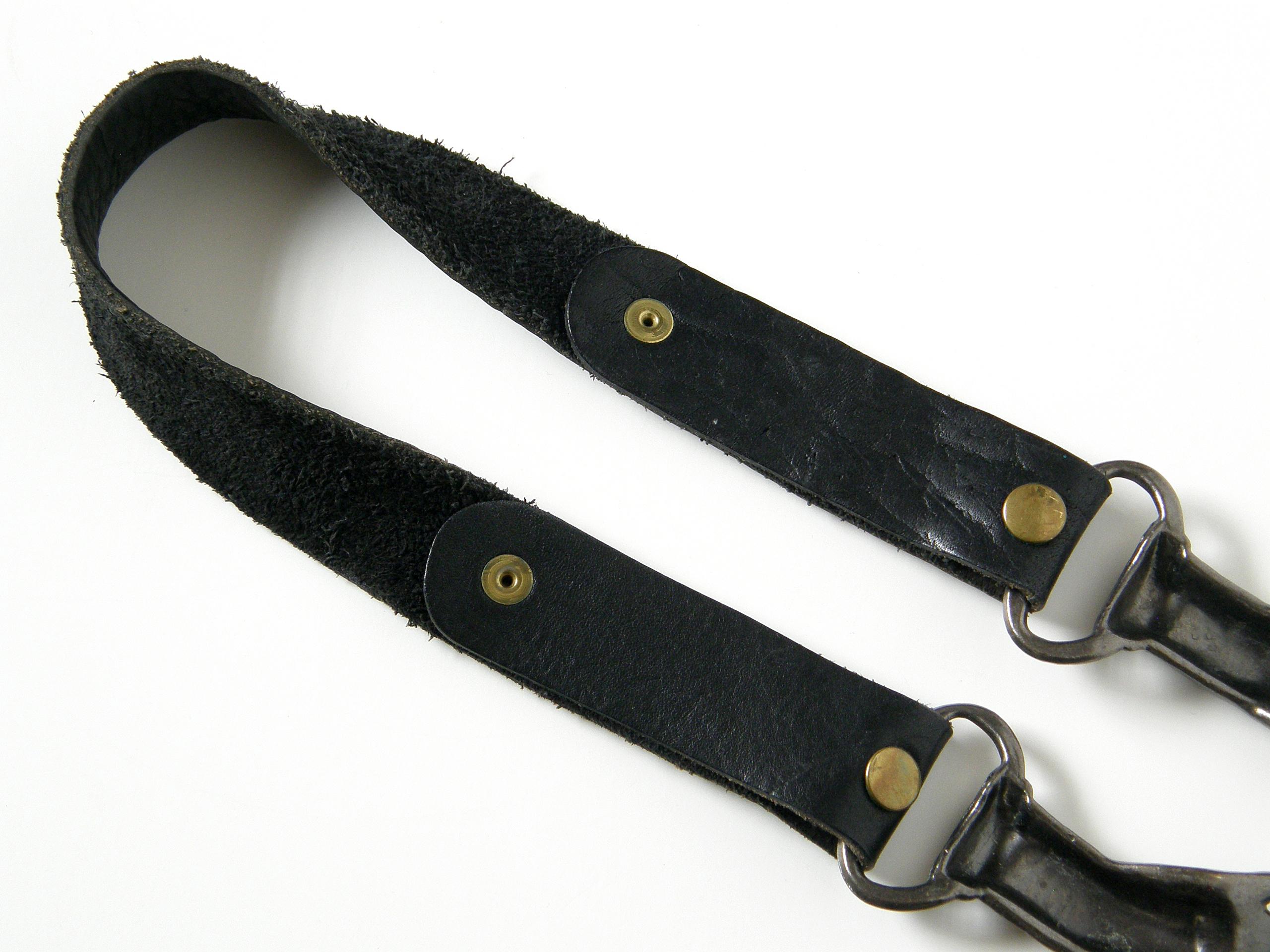 Black Leather Belt with Clasped Hands Buckle and Adjustable Length In Good Condition In Chicago, IL