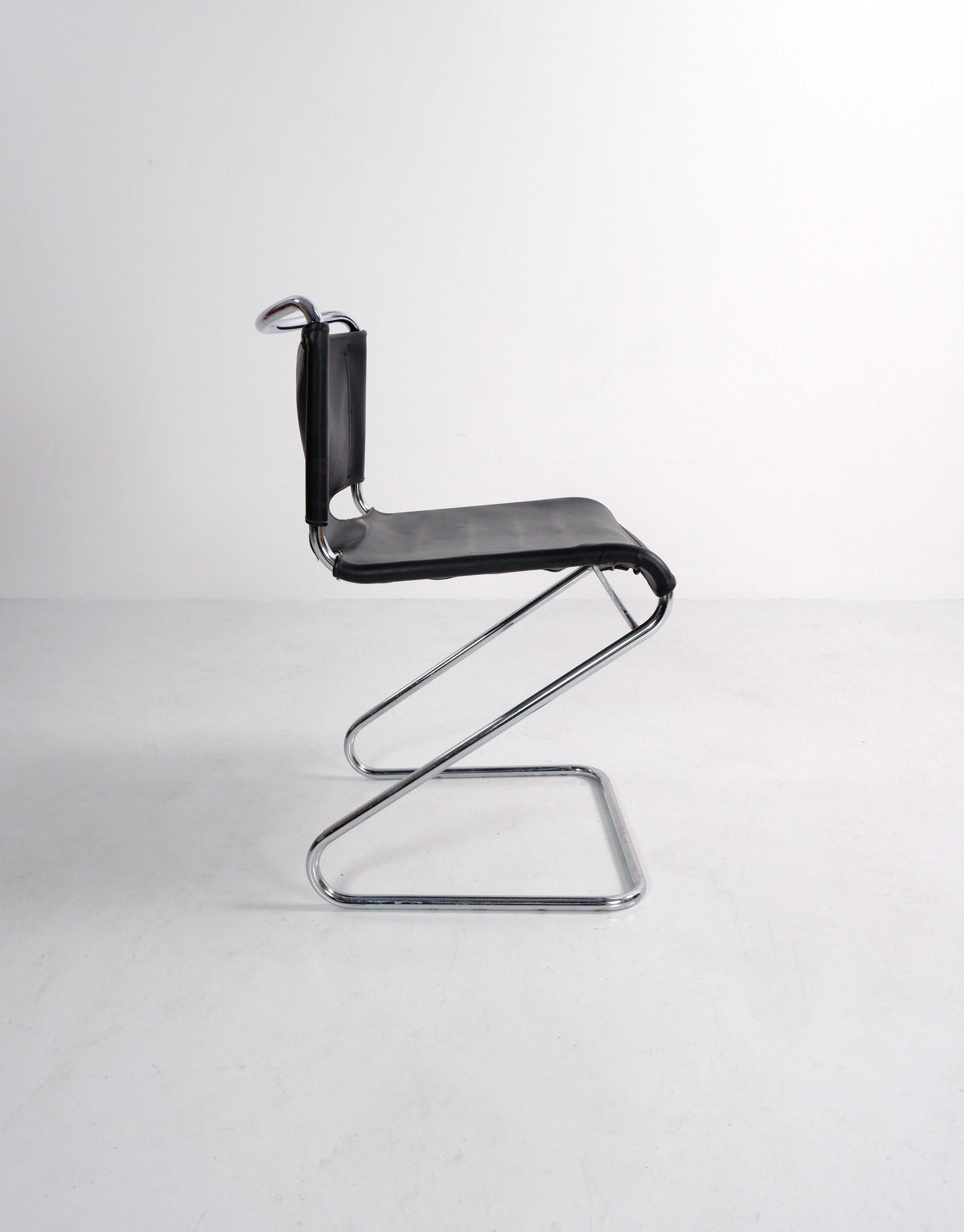 Chaise cantilever en acier tubulaire avec revêtement en cuir noir, conçue par Pascal Mourgue et produite par Steiner dans les années 1960. 


Dimensions (cm, environ) :
Hauteur : 73
Largeur : 46
Profondeur : 50.