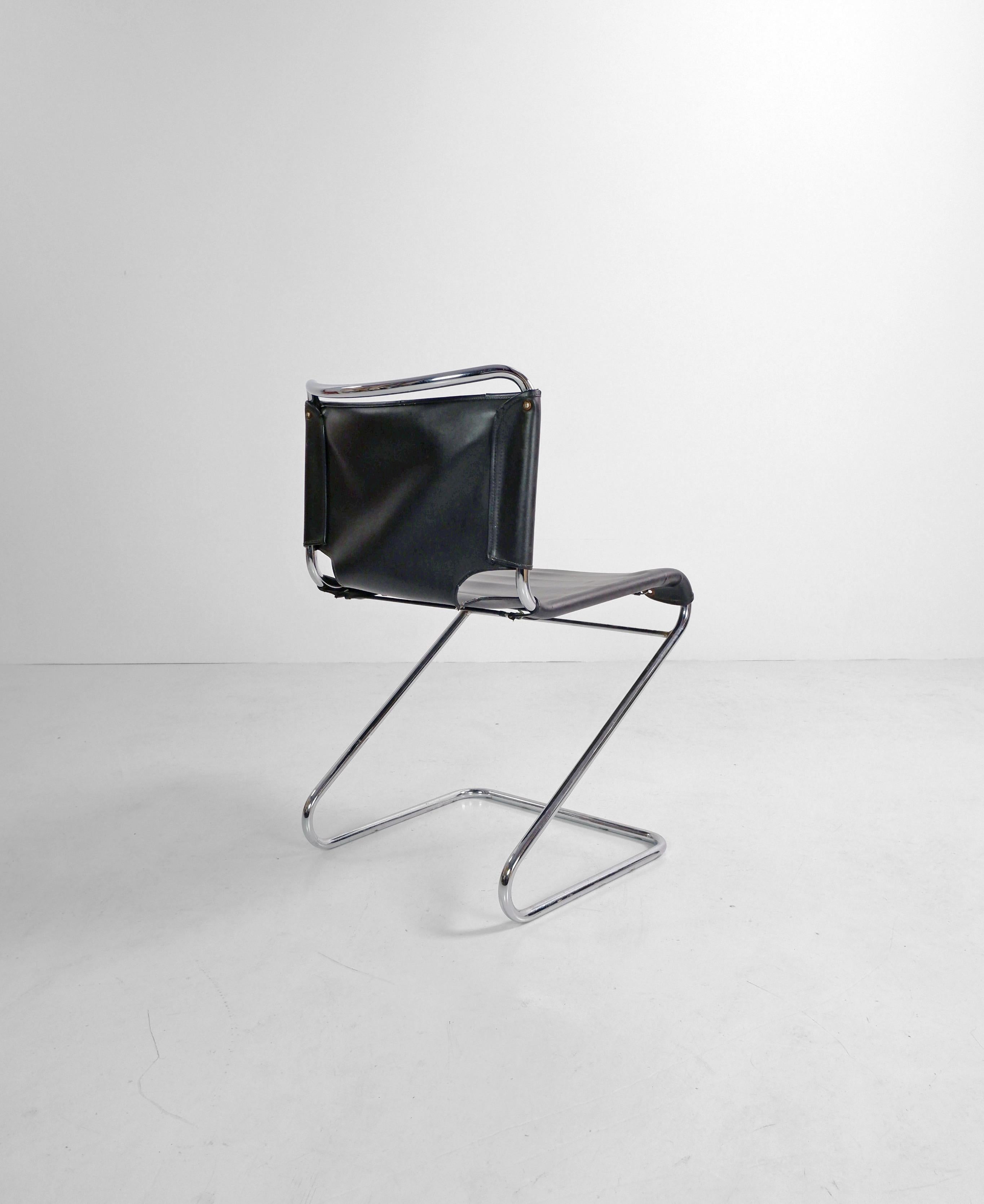 Français Chaise 'Biscia' en cuir noir de Pascal Mourgue, France, vers 1960