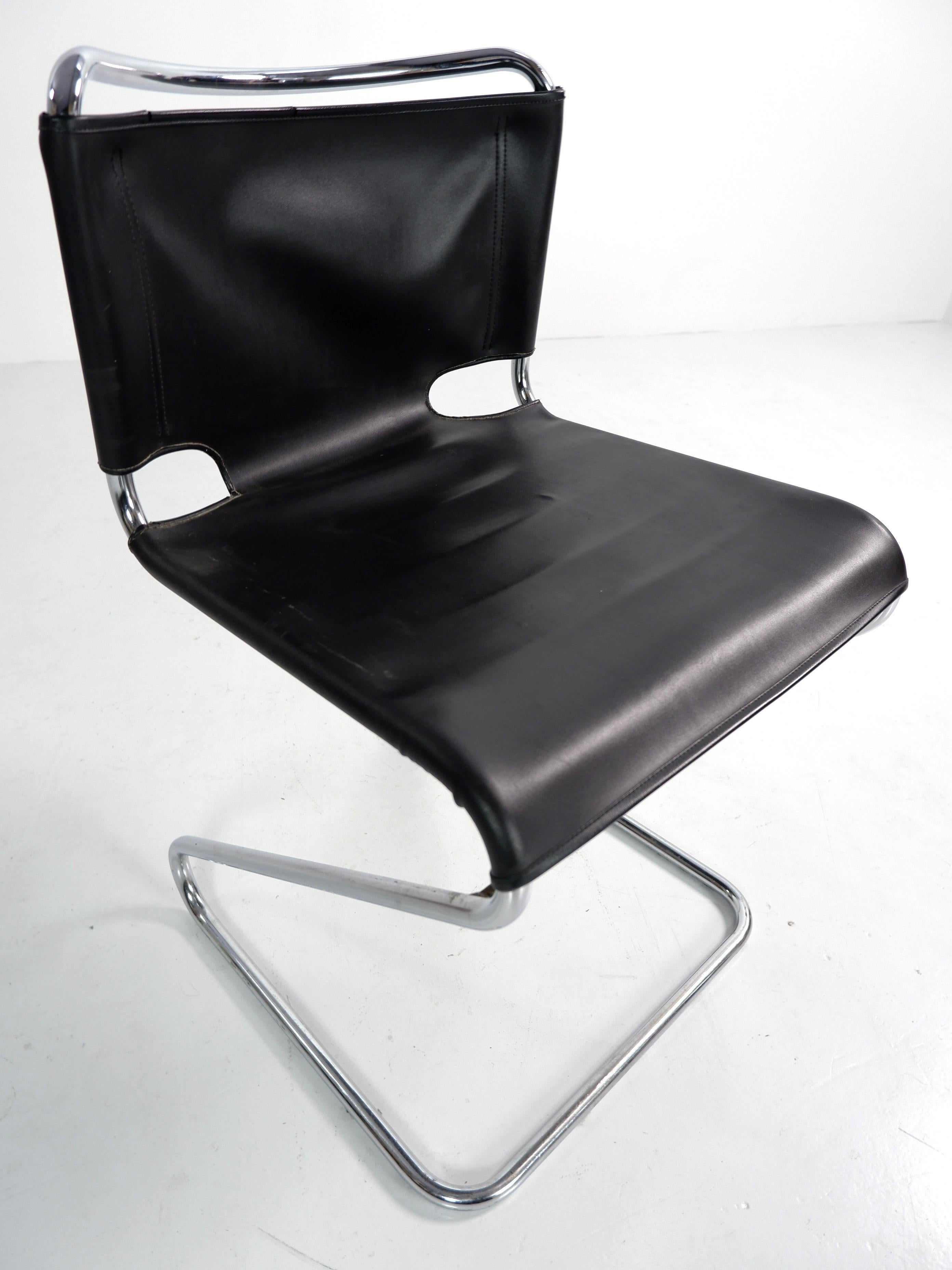 Chaise 'Biscia' en cuir noir de Pascal Mourgue, France, vers 1960 Bon état à Surbiton, GB