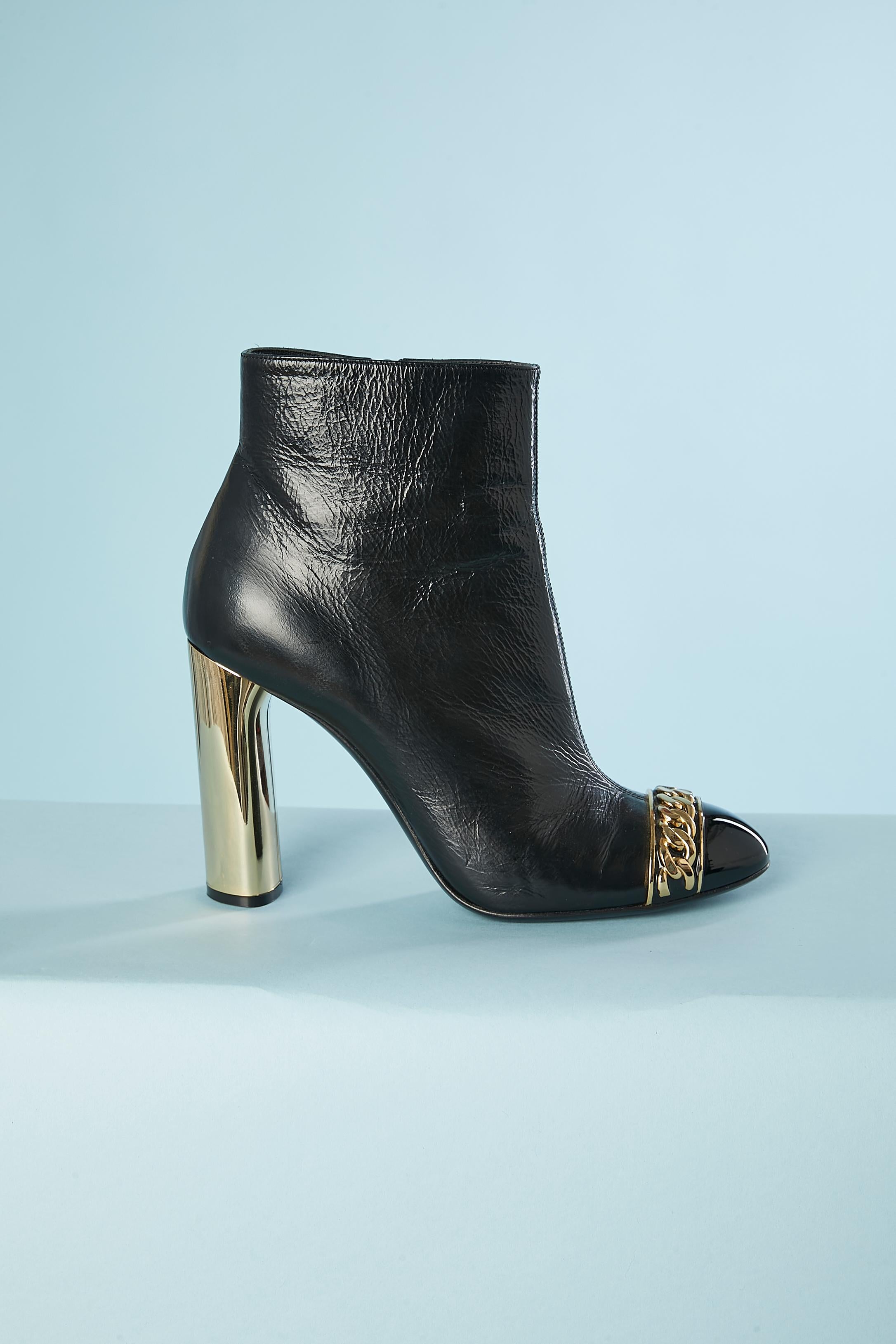 Black leather boots with gold chain and gold heel Casadei (10cm or 4 inches heel)

Size : 38 (FR) / 5 (UK) / 6,5 (US)