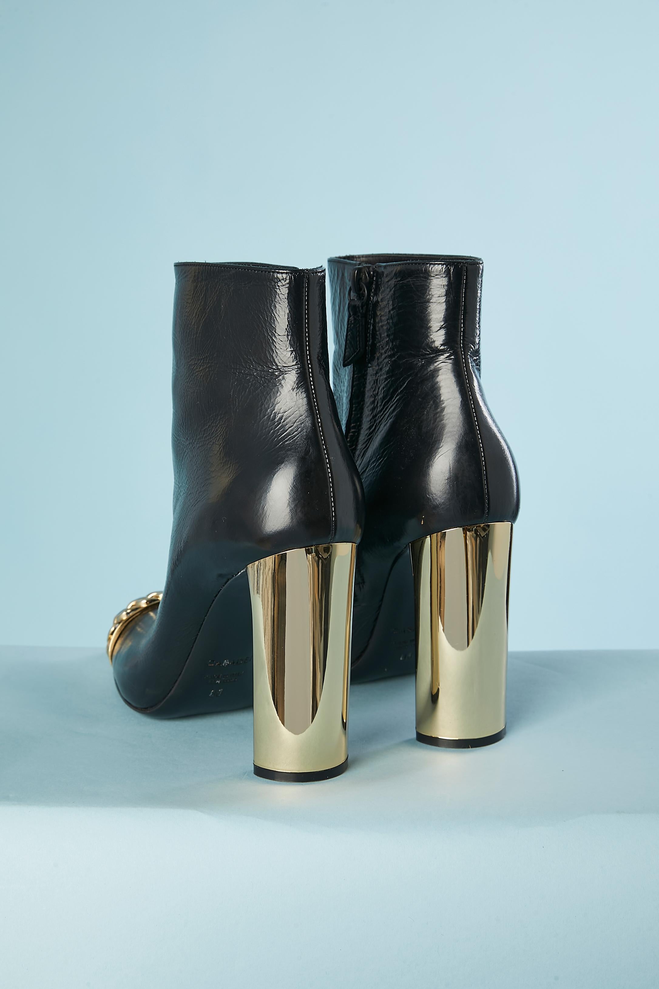 Black leather boots with gold chain and gold heel Casadei In Good Condition For Sale In Saint-Ouen-Sur-Seine, FR