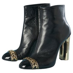 Schwarze Lederstiefel mit goldener Kette und goldenem Absatz von Casadei