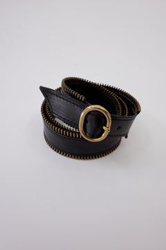 Pulsera de cuero negro con cierre de cremallera y hebilla de latón