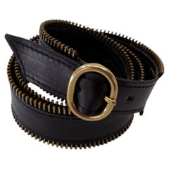 Pulsera de cuero negro con cierre de cremallera y hebilla de latón
