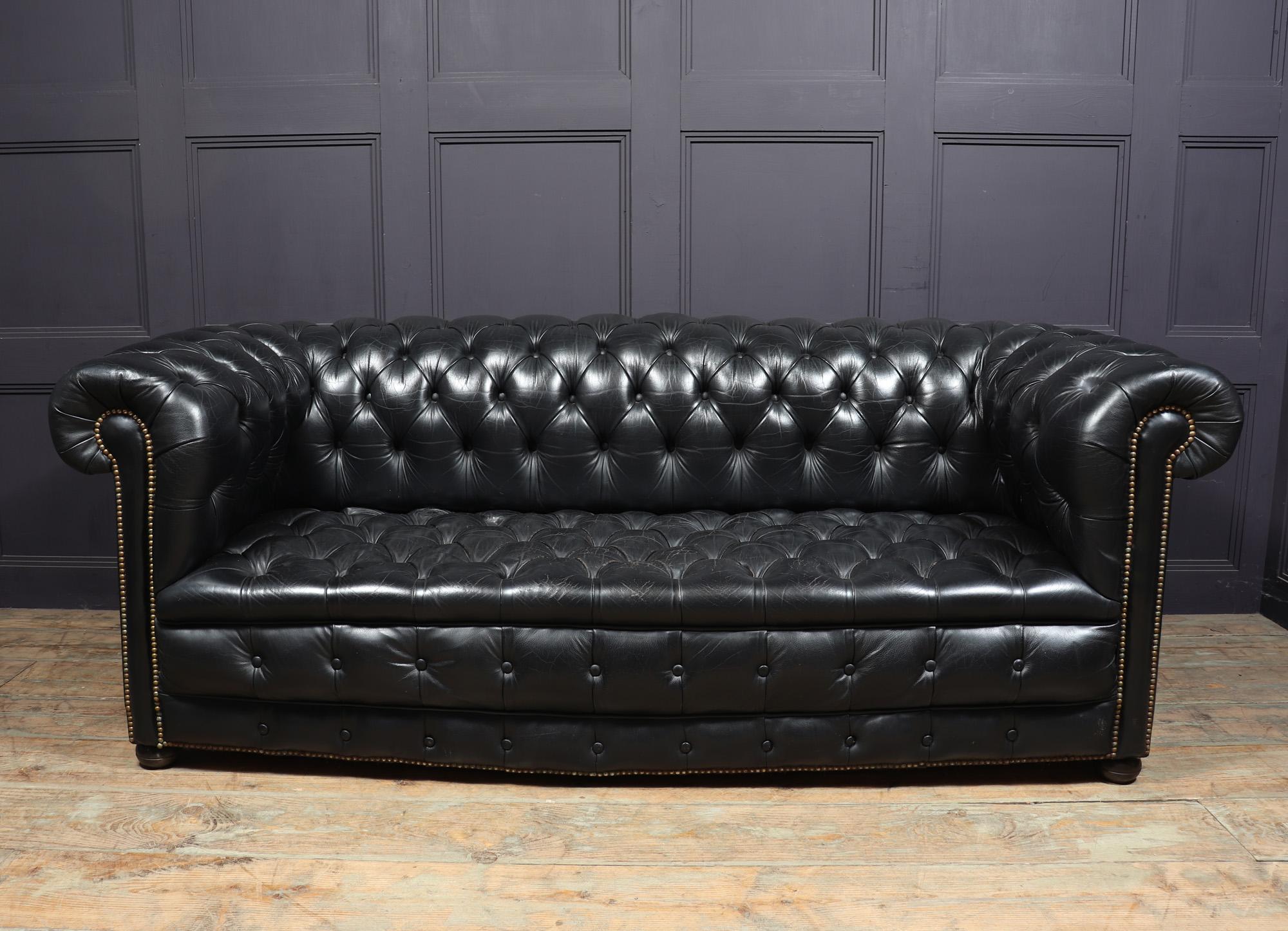 Black leather Buttoned seat Chesterfield Sofa In Good Condition In Paddock Wood Tonbridge, GB