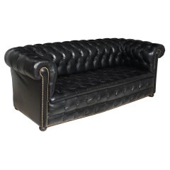 Canapé Chesterfield en cuir noir à assise boutonnée