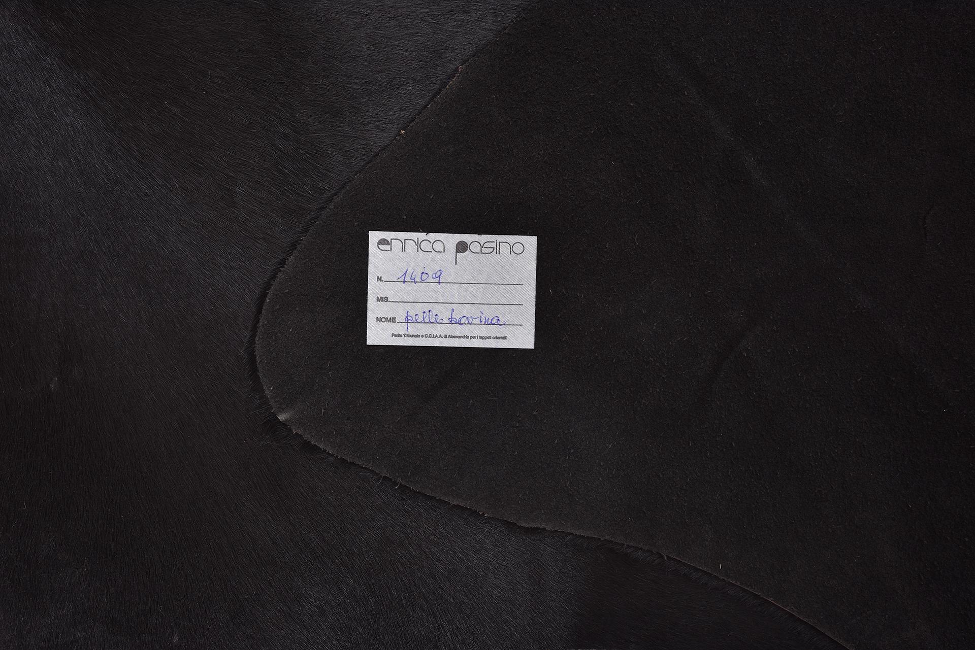 nr. 1409  - Black leather with edges without waviness, so it adhere perfectly to the floor. Naturally elegant, it fits everywhere.
Now with an interesting price because I'm closing my activities.