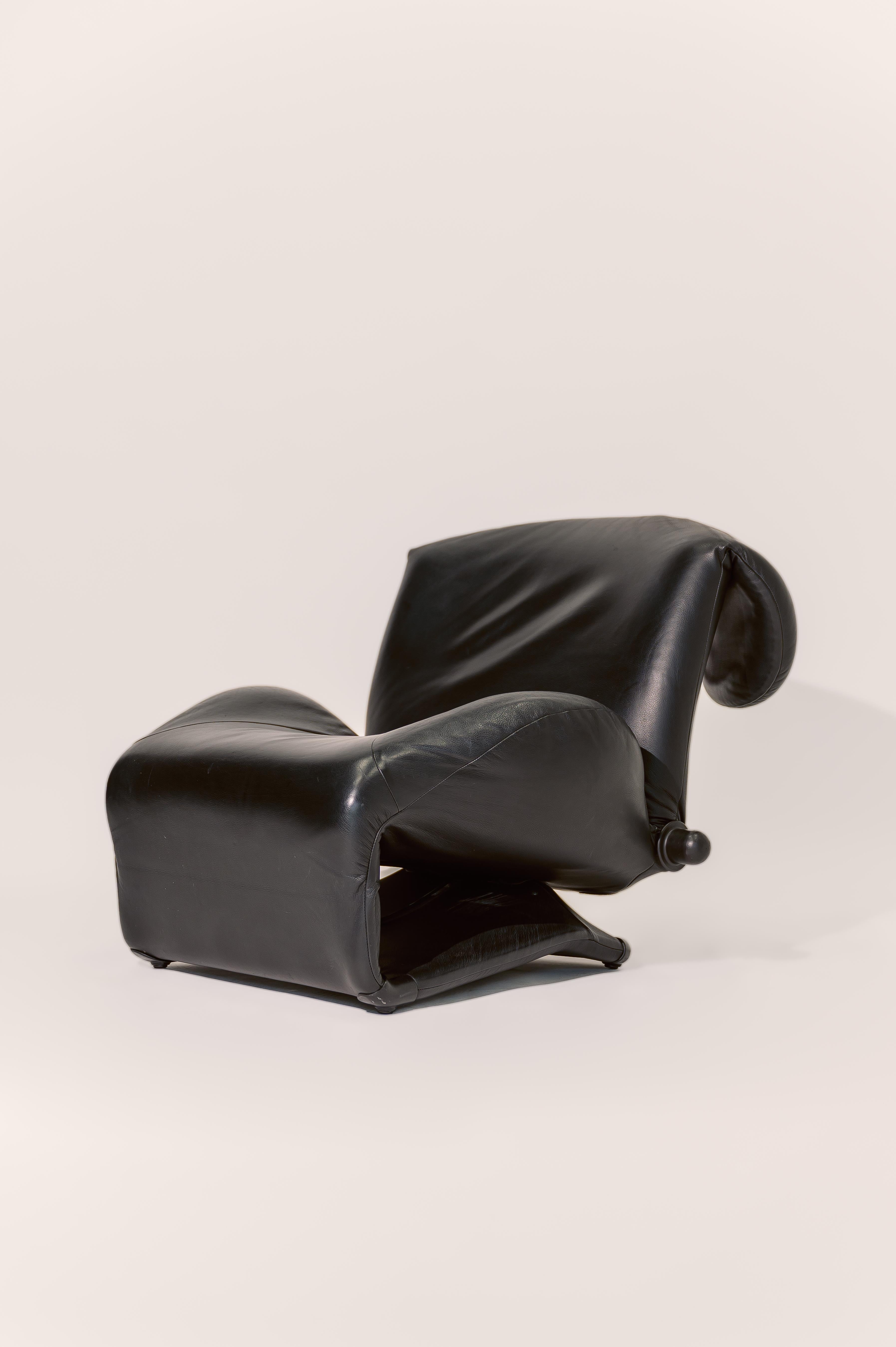 Postmoderne Chaise longue en cuir noir Cassina 111 Wink par Toshiyuki Kita Japon Italie en vente