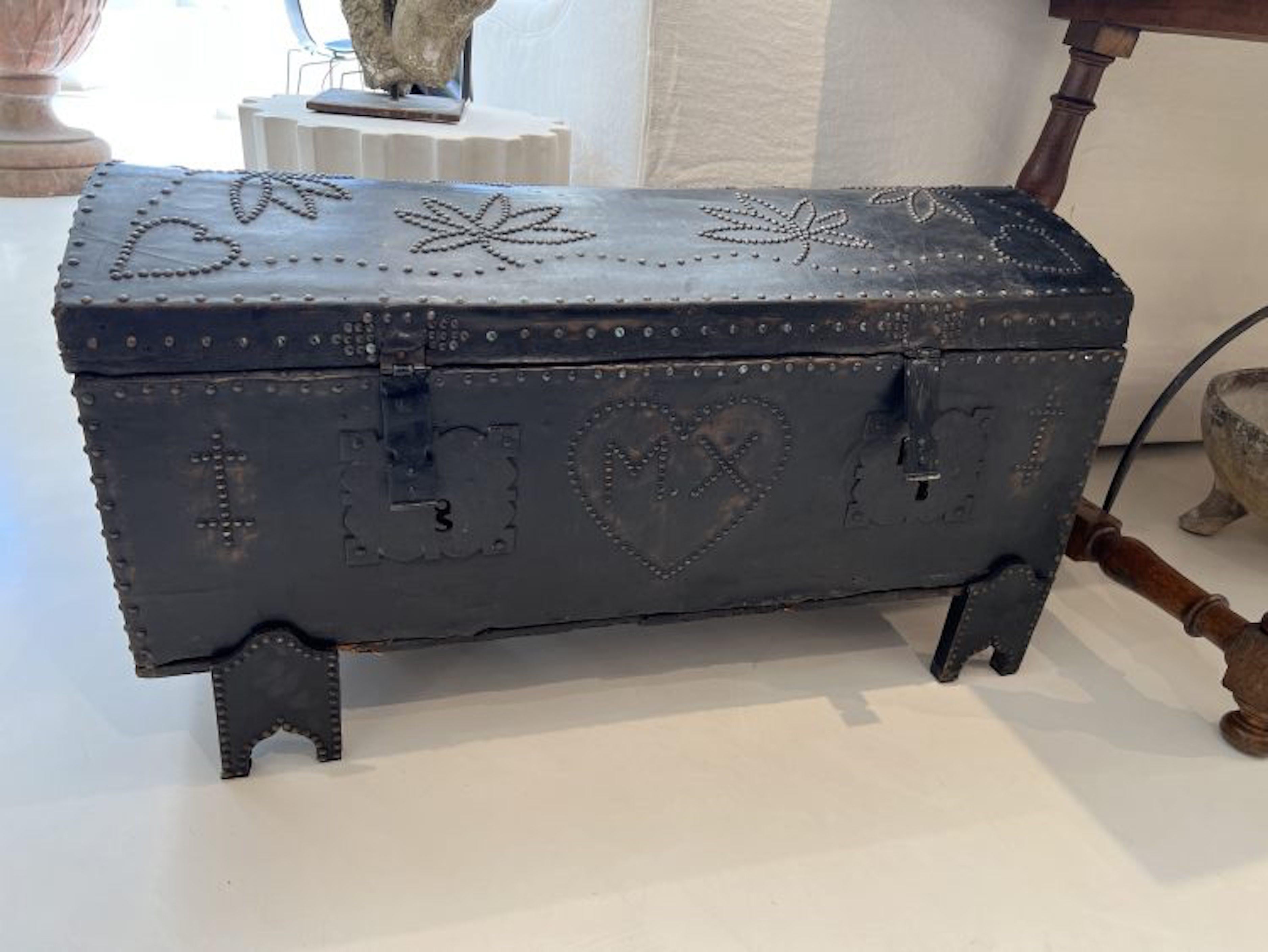 Black Leather Chest on Stand In Fair Condition In New Orleans, LA