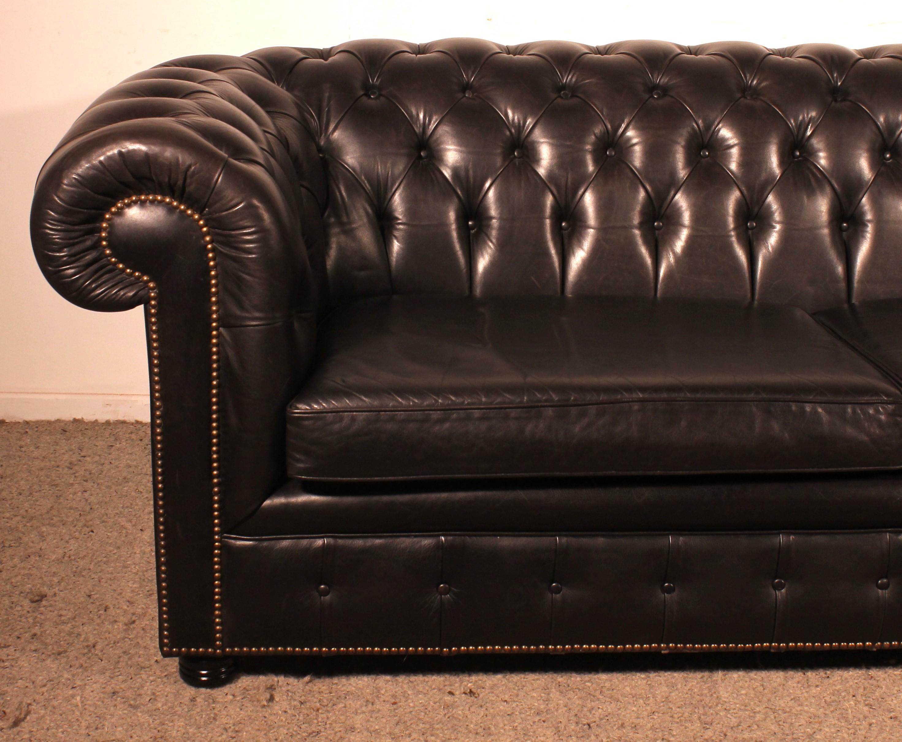 Superb chesterfield sofa in anthracite black leather from the 60s, made in England
Very beautiful sofa from the 60s made in England in Nothingham

Beautiful quality leather Sofa called chesterfield with  padded back
seat height of 44cm

Superb