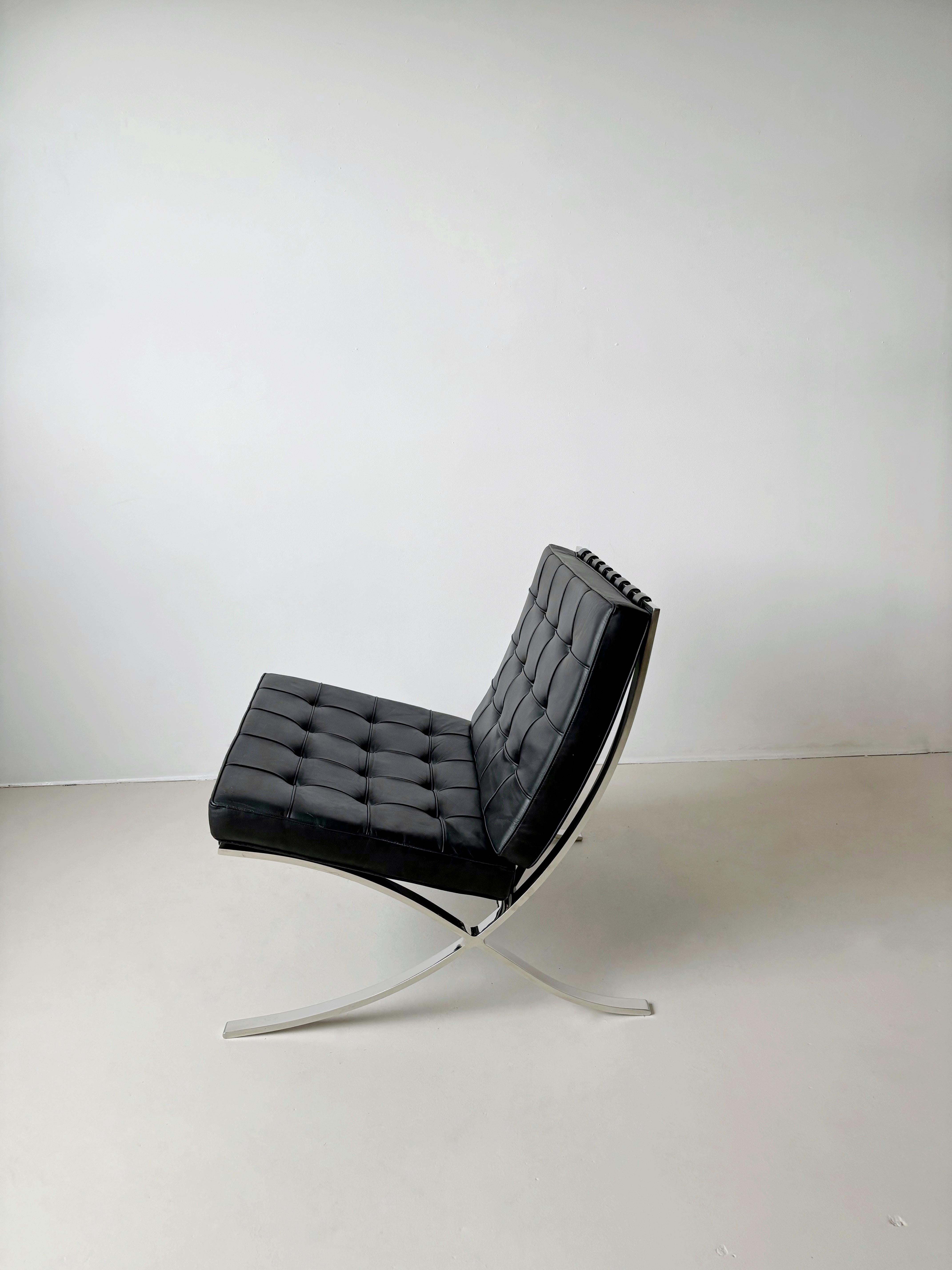 Authentic Barcelona black leather lounge chair with chrome X base designed by Mies van der Rohe for Knoll 

Black leather 
Excellent condition

29” height, 29.5” width, 32” depth, 17.5” seat height