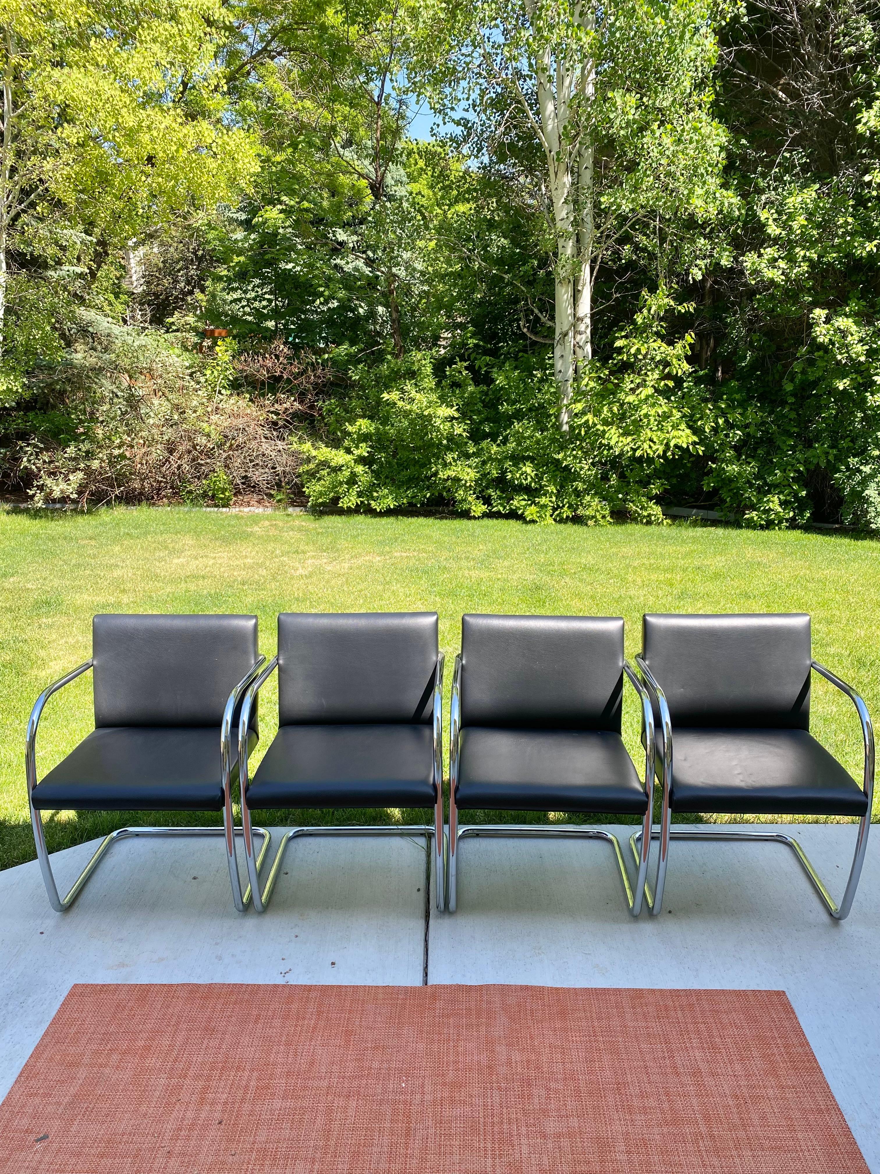Set di quattro sedie Brno in acciaio cromato. Un classico design Bauhaus, in ottime condizioni originali, in splendida ecopelle nera di alta qualità.

Un'icona del Midcentury Modern design, originariamente progettata da Ludwig Mies van der Rohe nel
