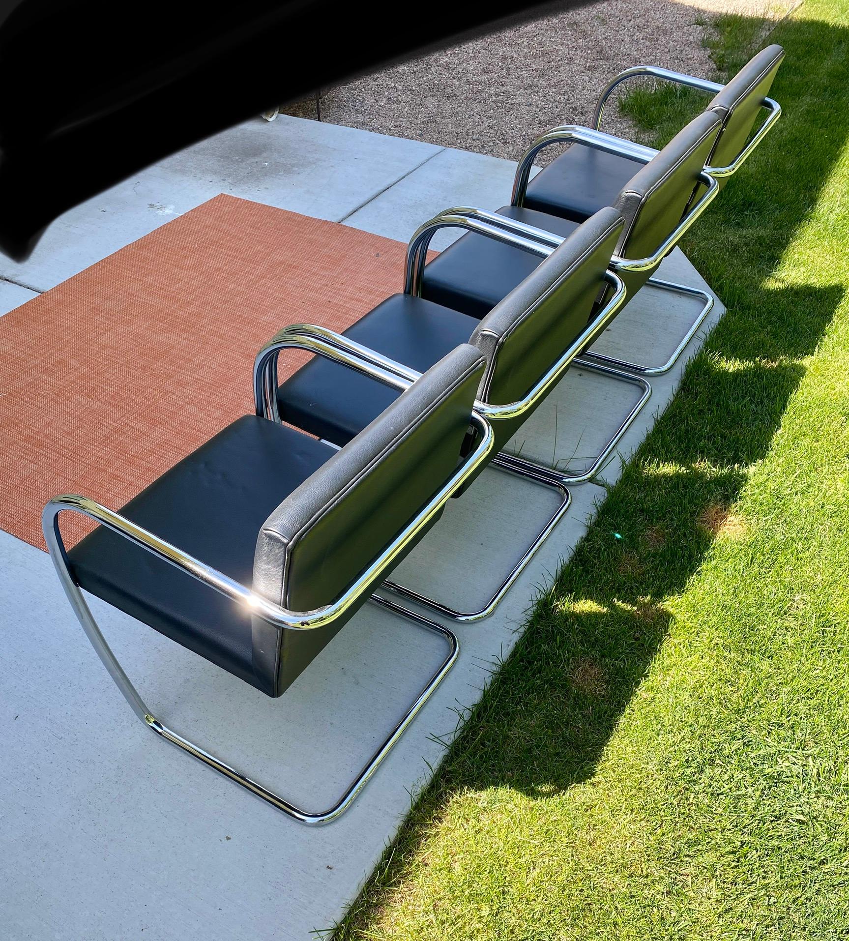 Mid-Century moderno Sedie a sbalzo Brno in pelle nera e cromo, set di 4 sedie in vendita