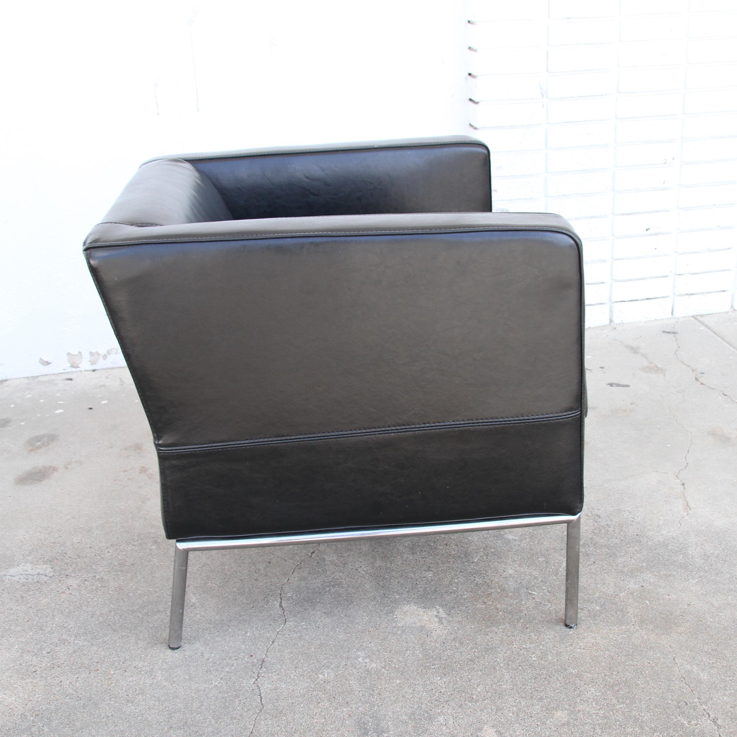 Black leather club chairs For Sale 7