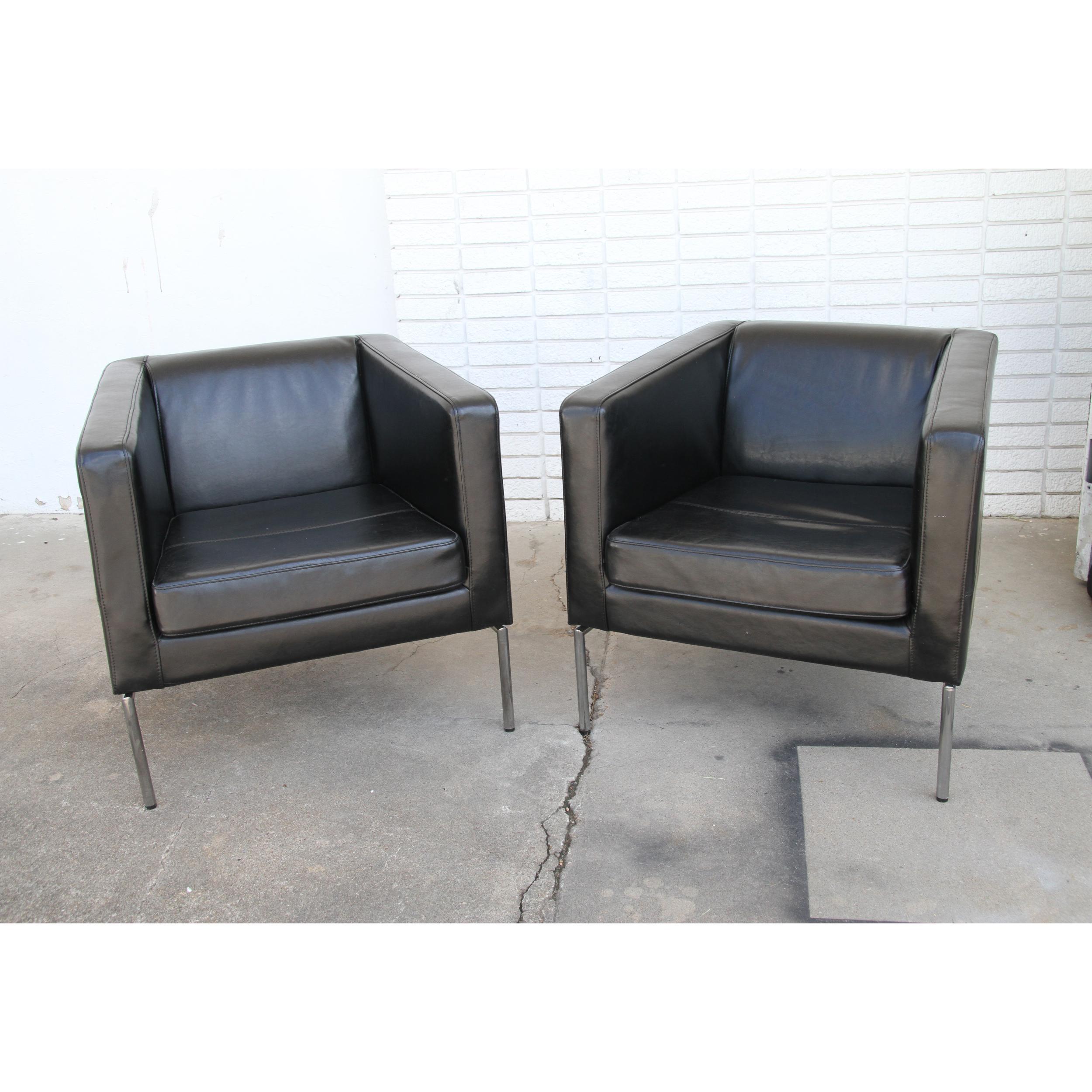 Sedie Club in pelle nera rivestite in pelle nera con gambe e base cromate.
Una bellissima aggiunta a qualsiasi stanza.