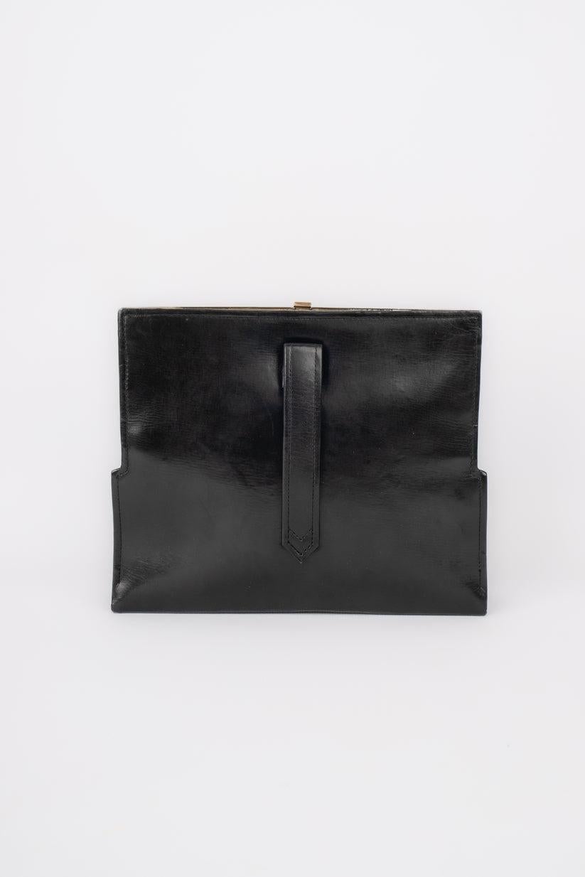 Black Leather Clutch Bag with Engraved Metal In Fair Condition For Sale In SAINT-OUEN-SUR-SEINE, FR
