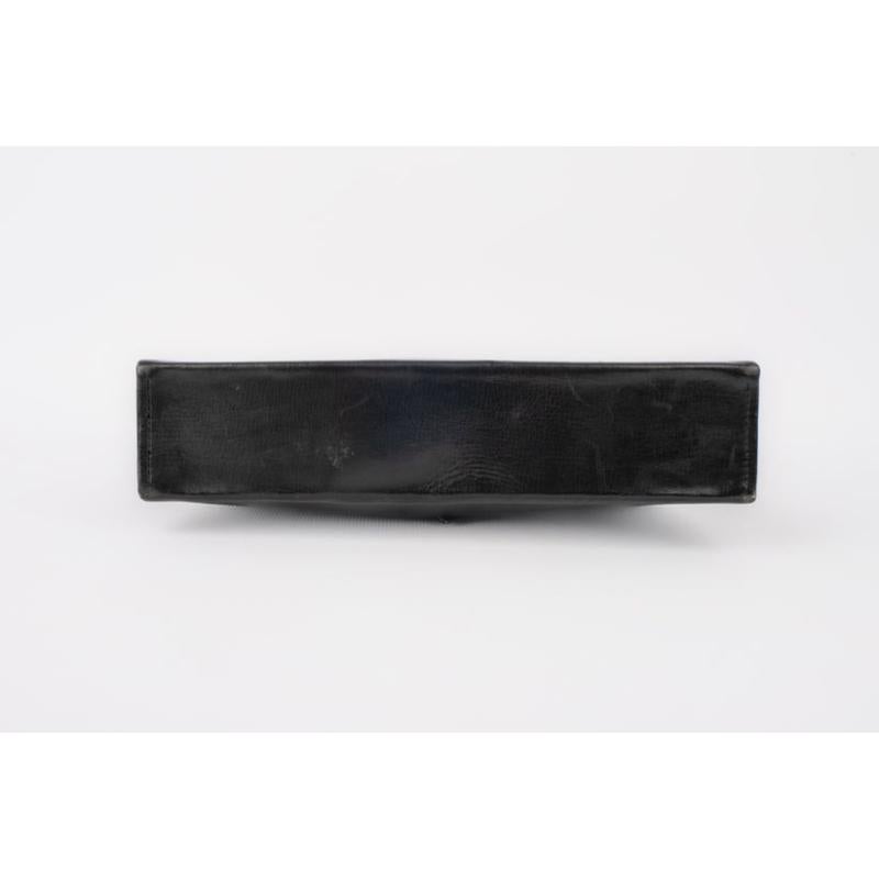 Schwarze Leder-Clutch aus Leder mit graviertem Metall im Angebot 1