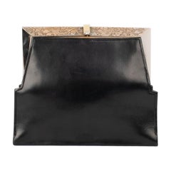 Schwarze Leder-Clutch aus Leder mit graviertem Metall