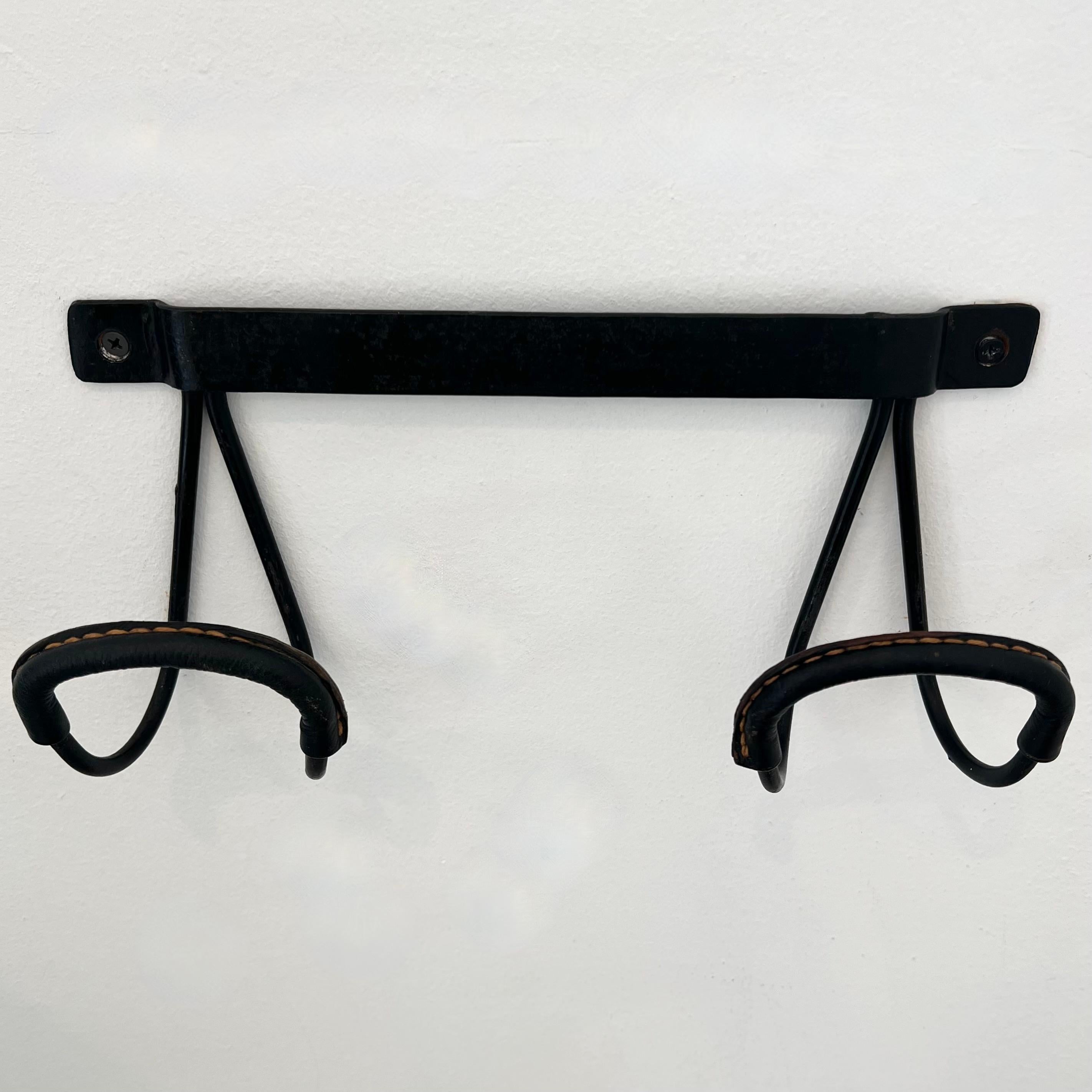 Metà XX secolo Appendiabiti in pelle nera di Jacques Adnet, Francia, anni '50 in vendita