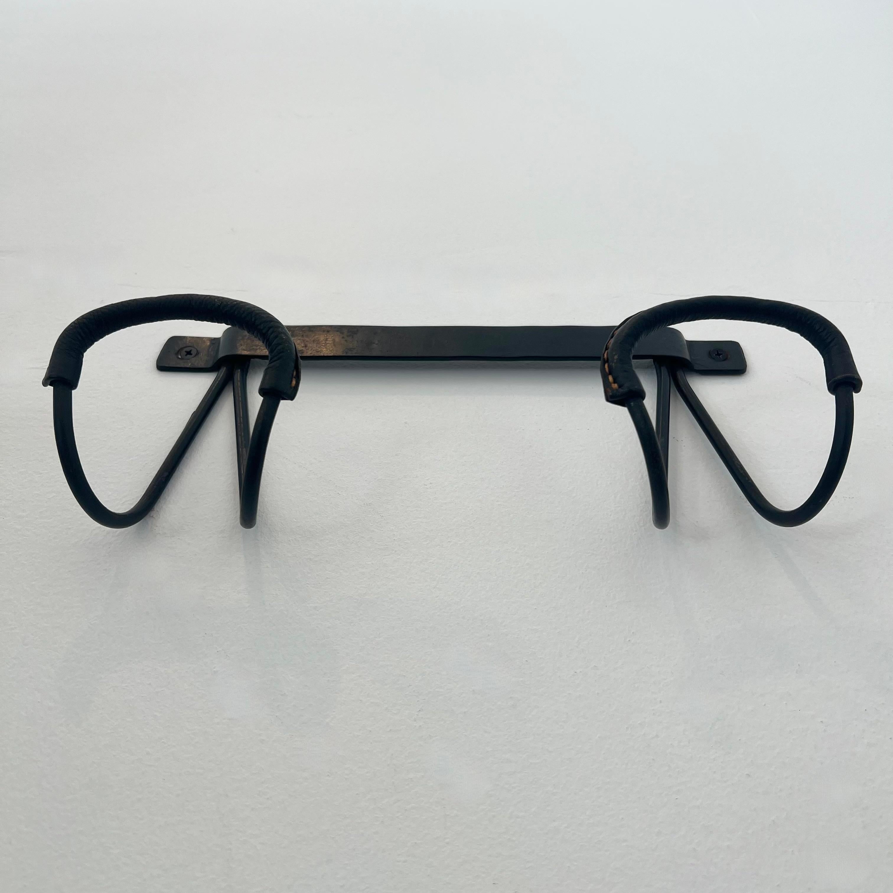 Appendiabiti in pelle nera di Jacques Adnet, Francia, anni '50 in vendita 1