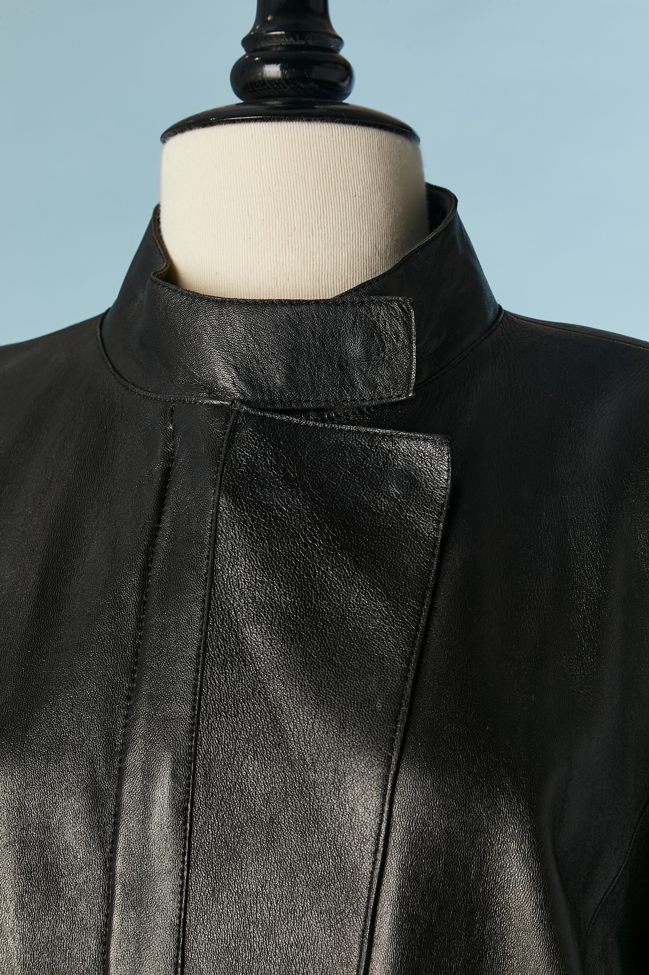 Manteau en cuir noir avec empiècements en cuir beige (sur les côtés et à l'intérieur des poches) et fermeture à glissière avec double tirette de marque. Fermeture à bouton-pression sur le haut de la fermeture éclair. Des pads d'épaule. Poches sur
