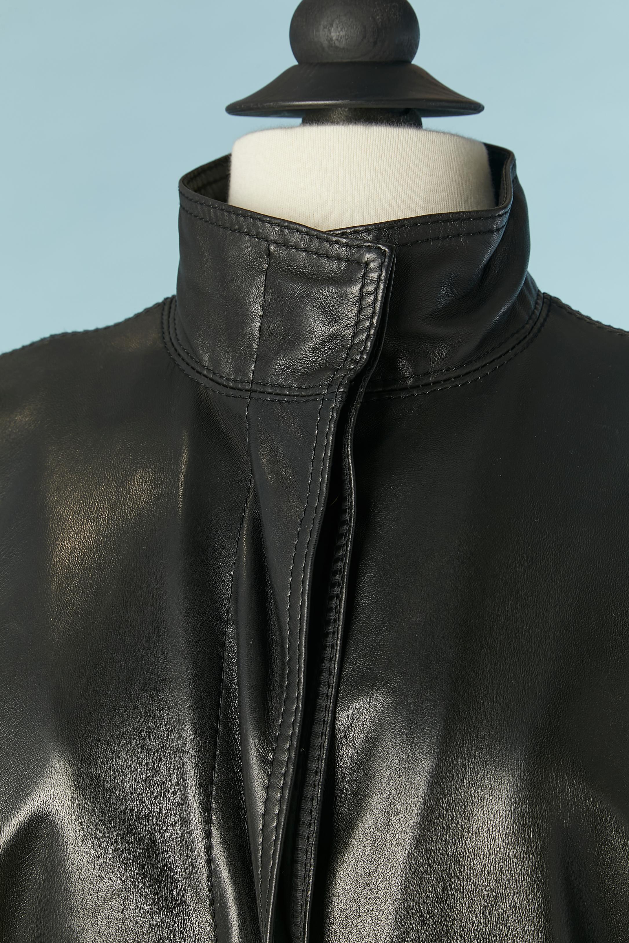 Black leather coat with brown wool lining and snap closure. Crossed half-belt on the back with silver metal buckle. Pockets on both side.
SIZE 40 ( Fr) L 