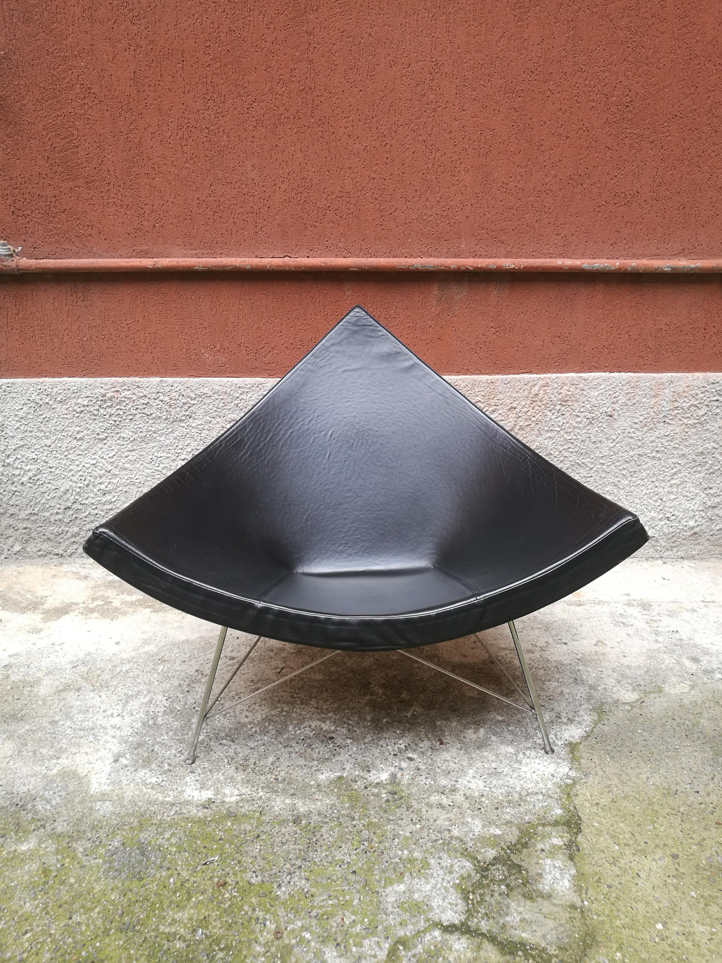 Kokosnuss-Sessel aus schwarzem Leder von George Nelson, 1950
Der Vitra Coconut Stuhl wurde Mitte der 1950er Jahre von George Nelson entworfen und verkörpert mit seiner charmanten und definierten Figur den Designstil dieser Zeit. Der Rahmen aus