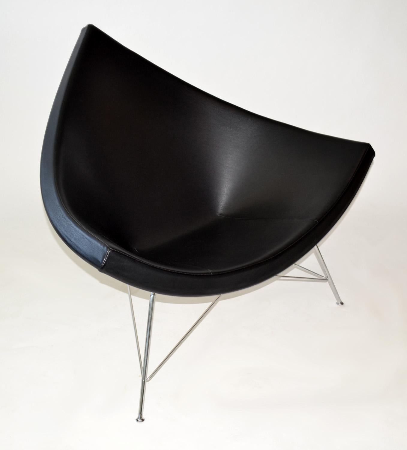 Mid-Century Modern Original George Nelson Coconut Chair, Vitra, cuir noir, White Shell, Chrome en vente