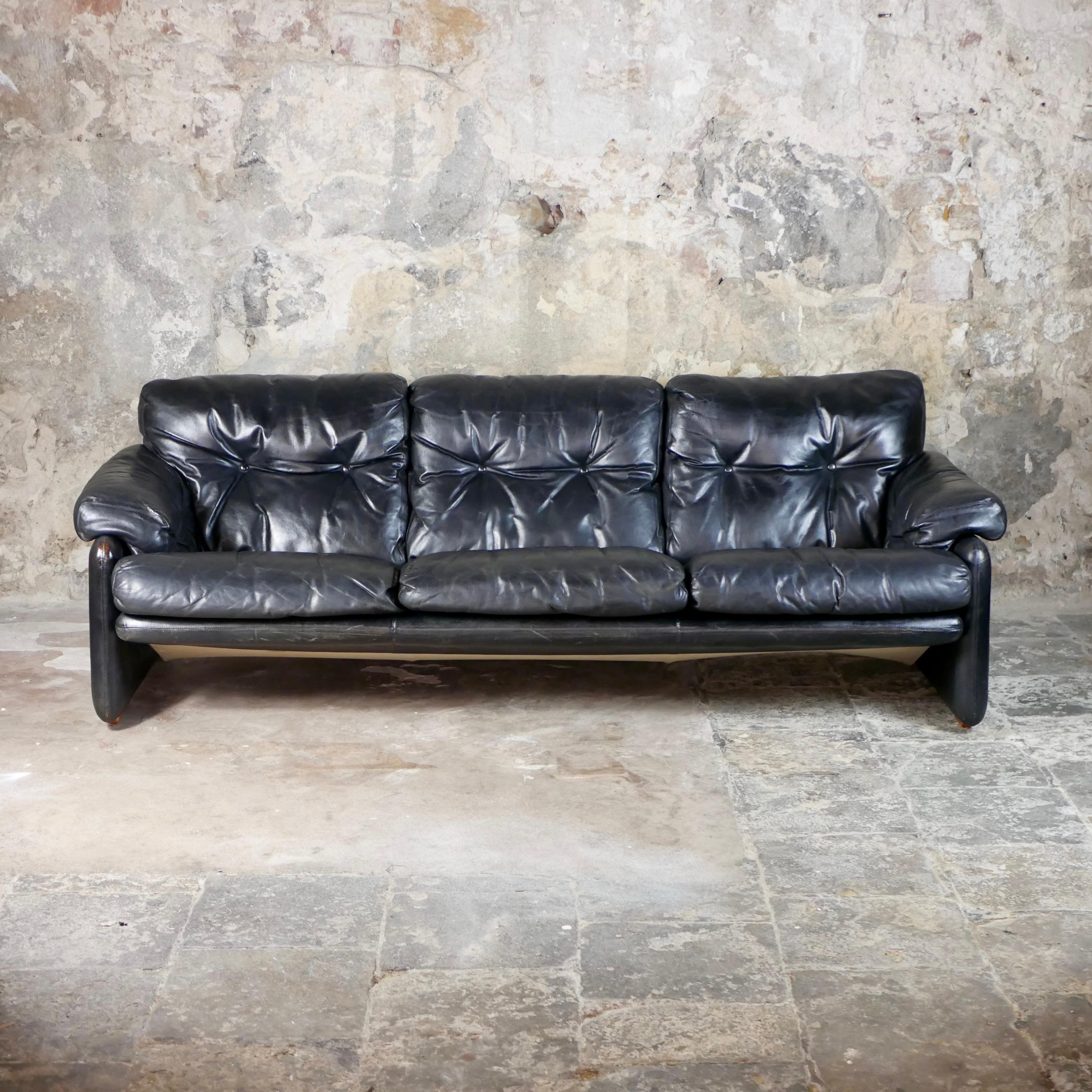 Atemberaubendes Coronado-Sofa aus schwarzem Leder, hergestellt in den 1960er Jahren von C&B Italia (später B&B Italia), entworfen von Afra & Tobia Scarpa.
Erste Ausgabe, originaler schwarzer Lederbezug. 3 Plätze.
Guter Zustand, wenige Spuren der