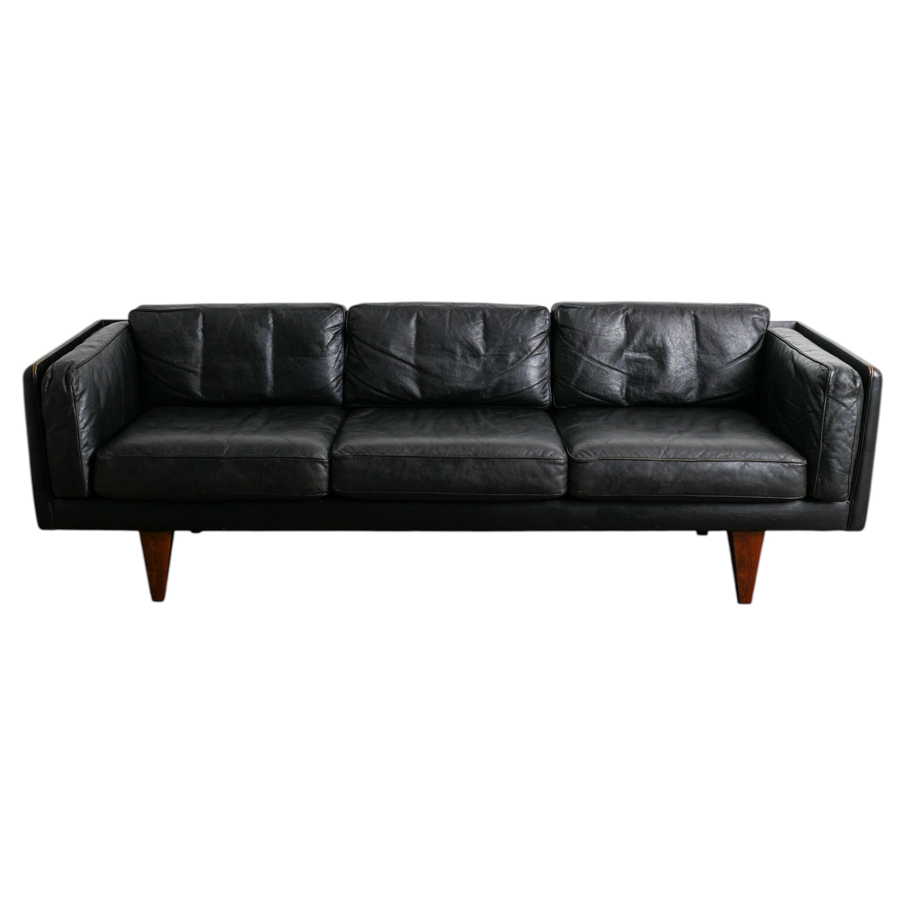 Canapé trois places en cuir noir du milieu du siècle danois "V11" par Illum Wikkelsø, 1960