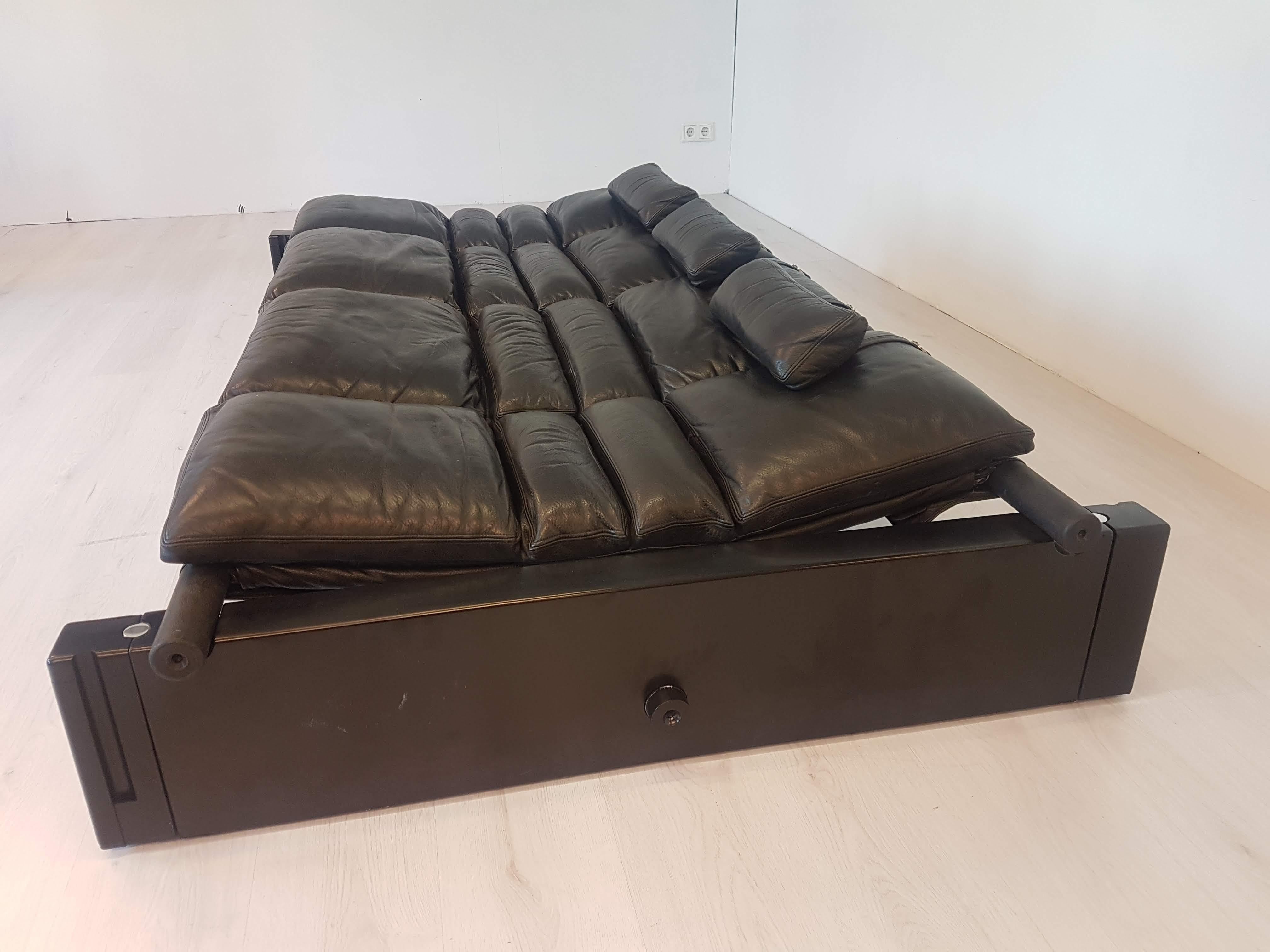 Brutalist Black Leather Daybed Lounge Sofa by Vittorio Mazzucioni
