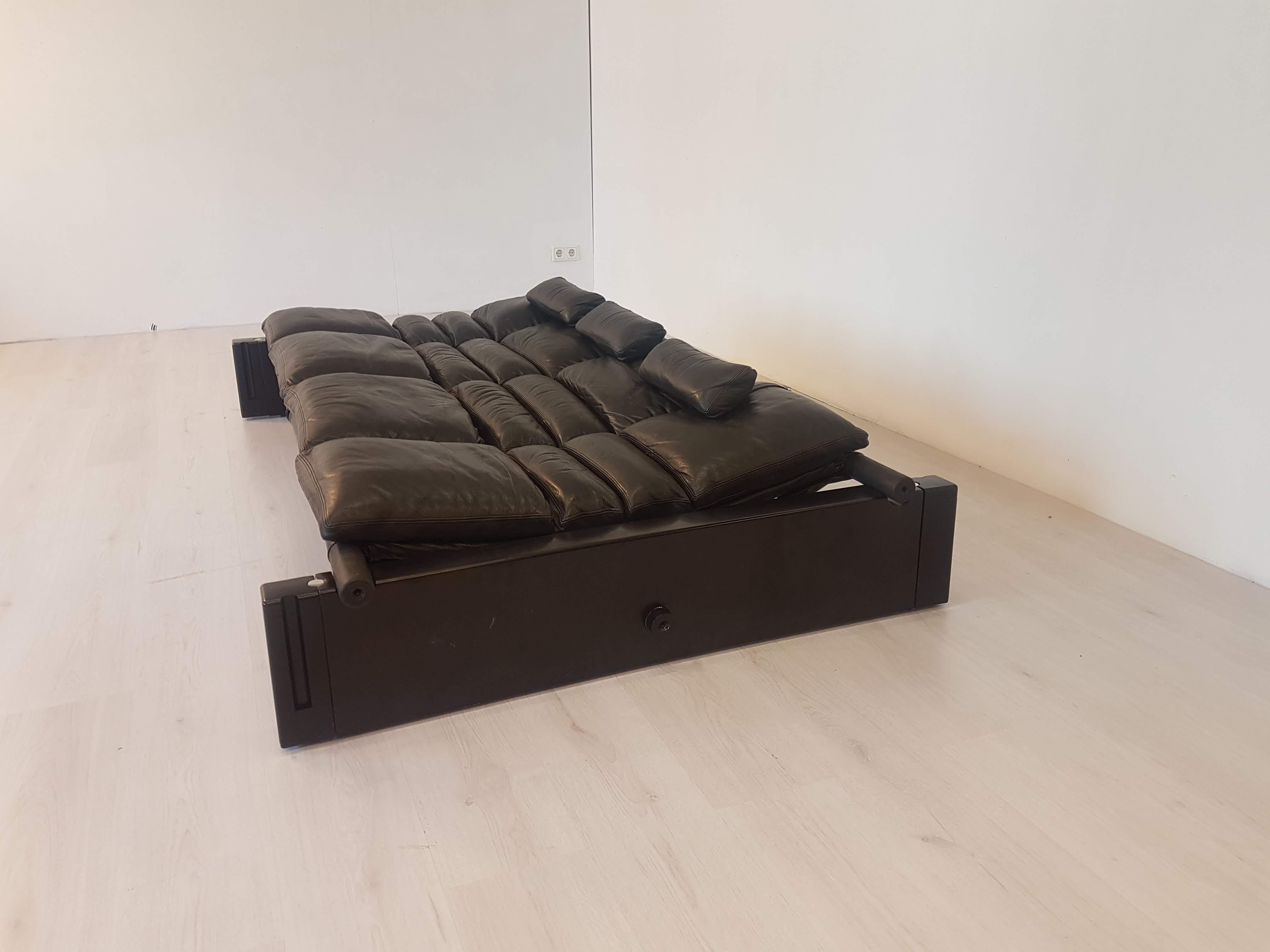 European Black Leather Daybed Lounge Sofa by Vittorio Mazzucioni