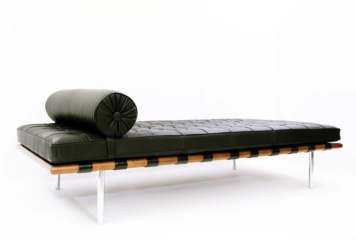 Contemporary Black Leather Daybed Model 