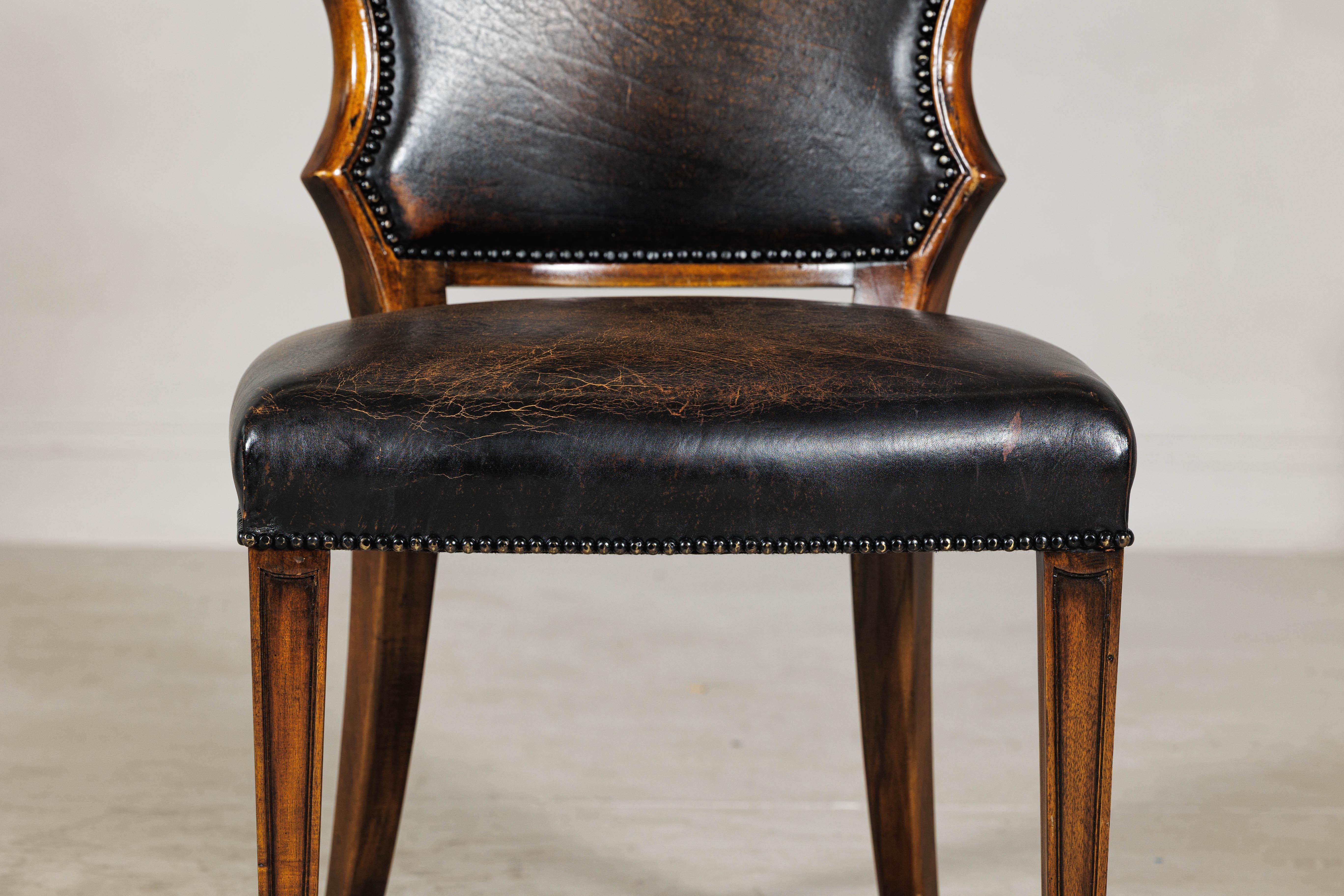 20ième siècle Chaise de bureau en cuir noir avec cadre sculpté et garniture en tête de clou en vente