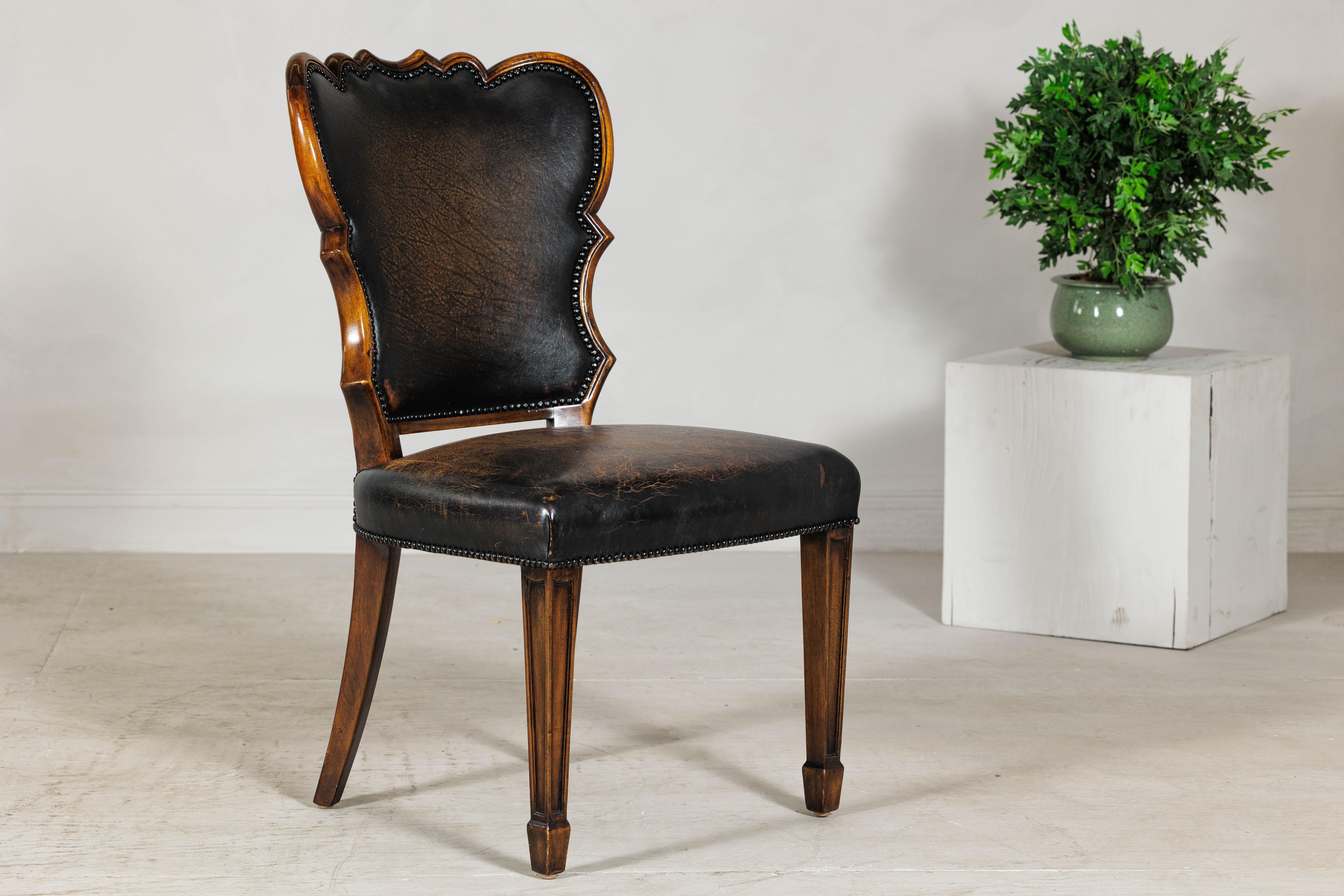 Chaise de bureau en cuir noir avec cadre sculpté et garniture en tête de clou en vente 1