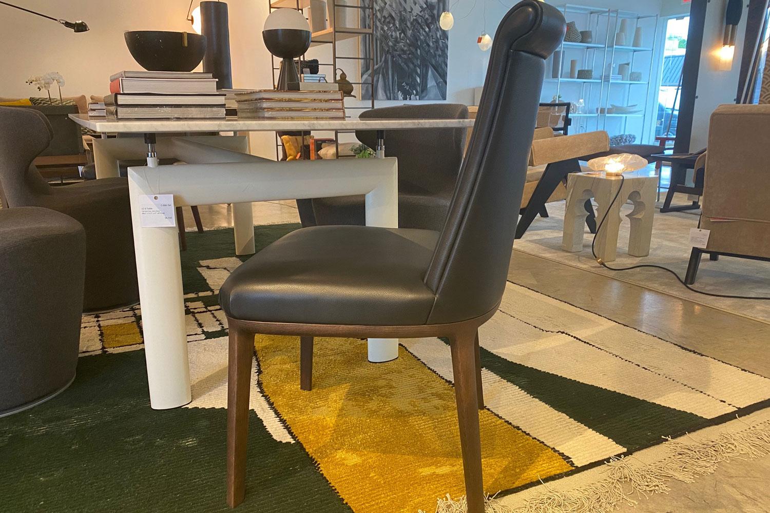 Moderne Ensemble de chaises de salle à manger en cuir noir avec pieds en bois de frêne teinté moka, Poltrona Frau en vente