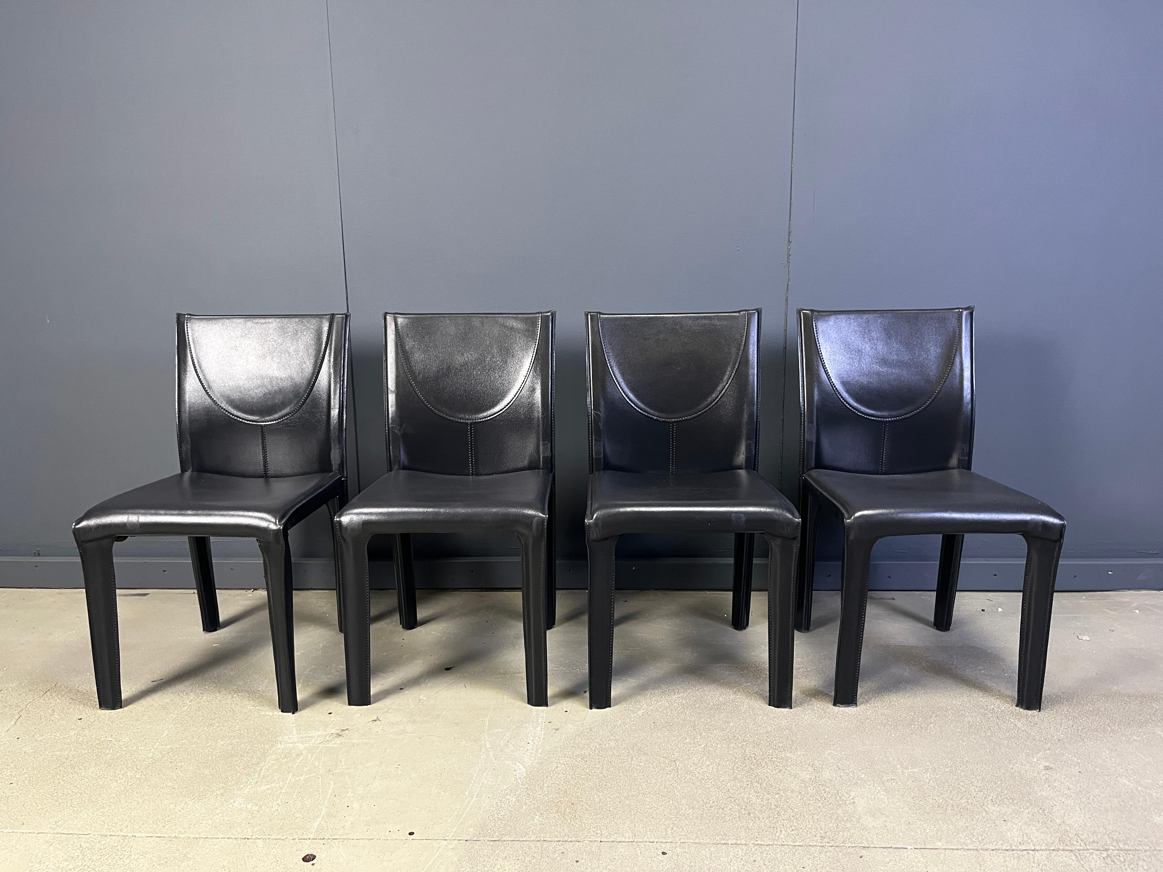 Set of 4 black leather dining chairs by Arper Italy.

Very sturdy and timeless design chairs.

Good overall condition with normal age related wear. 

1980s - Italy

Dimensions:
Height: 85cm/33.46
