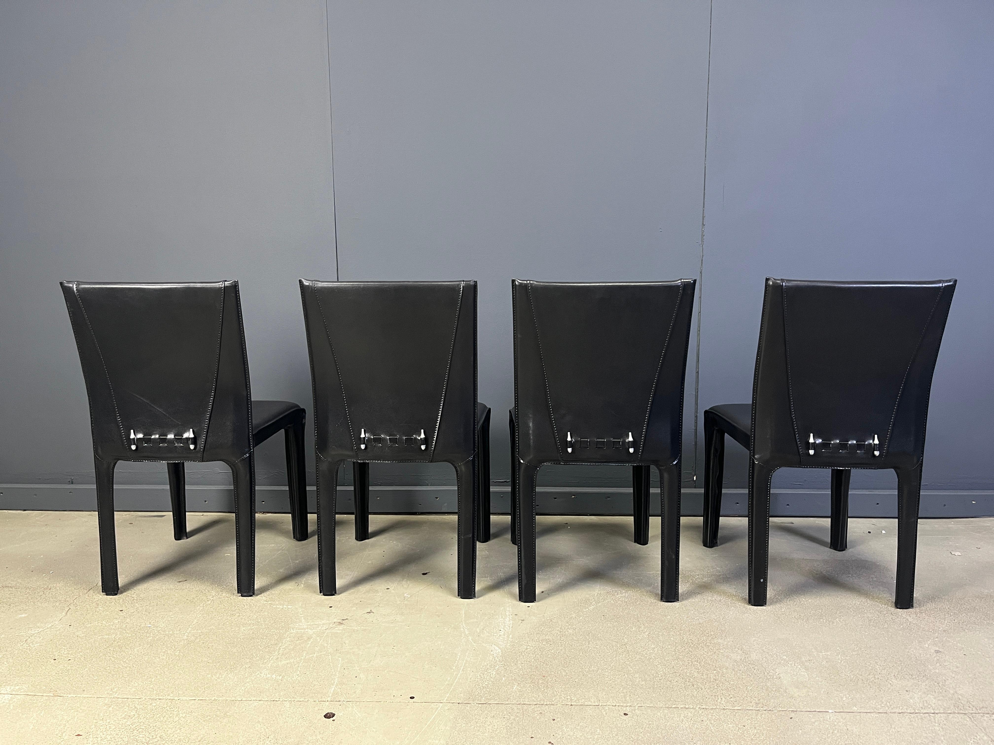 Fine XX secolo Black leather dining chairs by Arper italy, 1980s - set of 4 in vendita