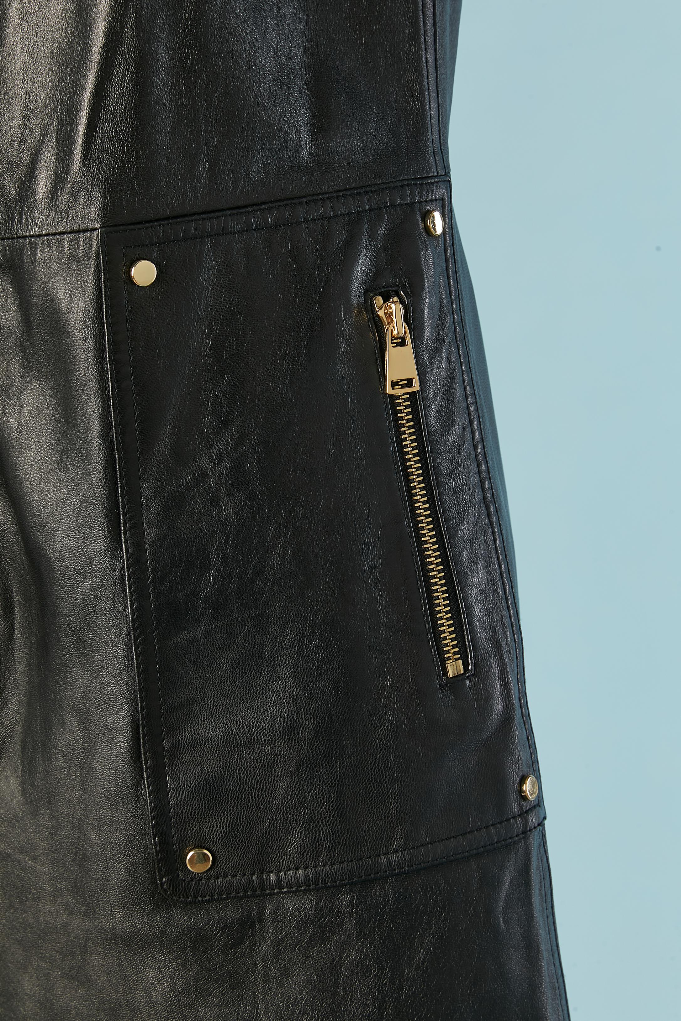 Black leather dress with gold metal snap and zipped pocket In Excellent Condition For Sale In Saint-Ouen-Sur-Seine, FR