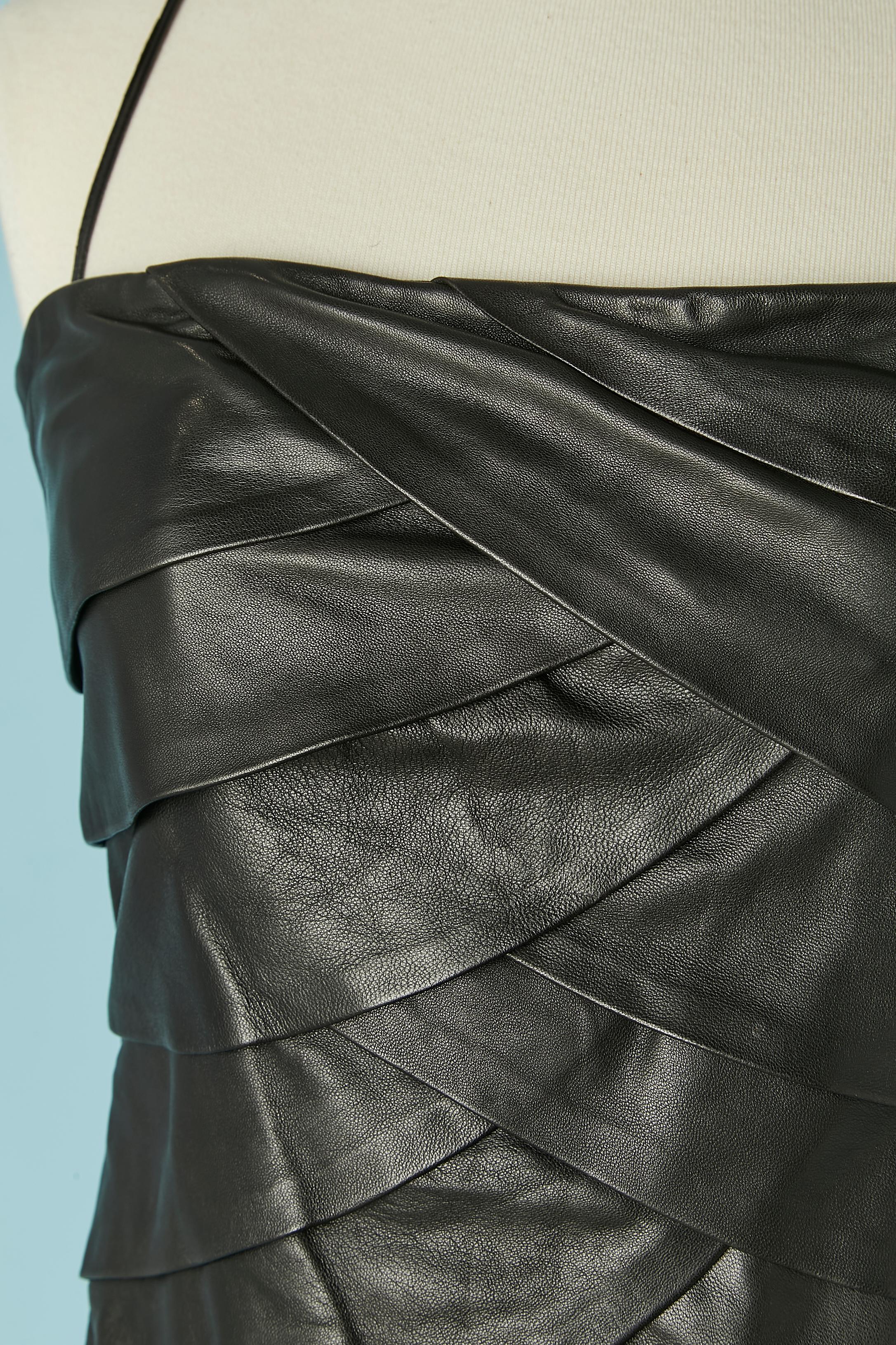 Vestido de cuero negro con corte de volantes y tirante de espagueti . No hay etiqueta de composición del tejido del forro, pero probablemente sea rayón o poliéster. Deshuesada.
Cierre de cremallera en el lado izquierdo.
TALLA M 